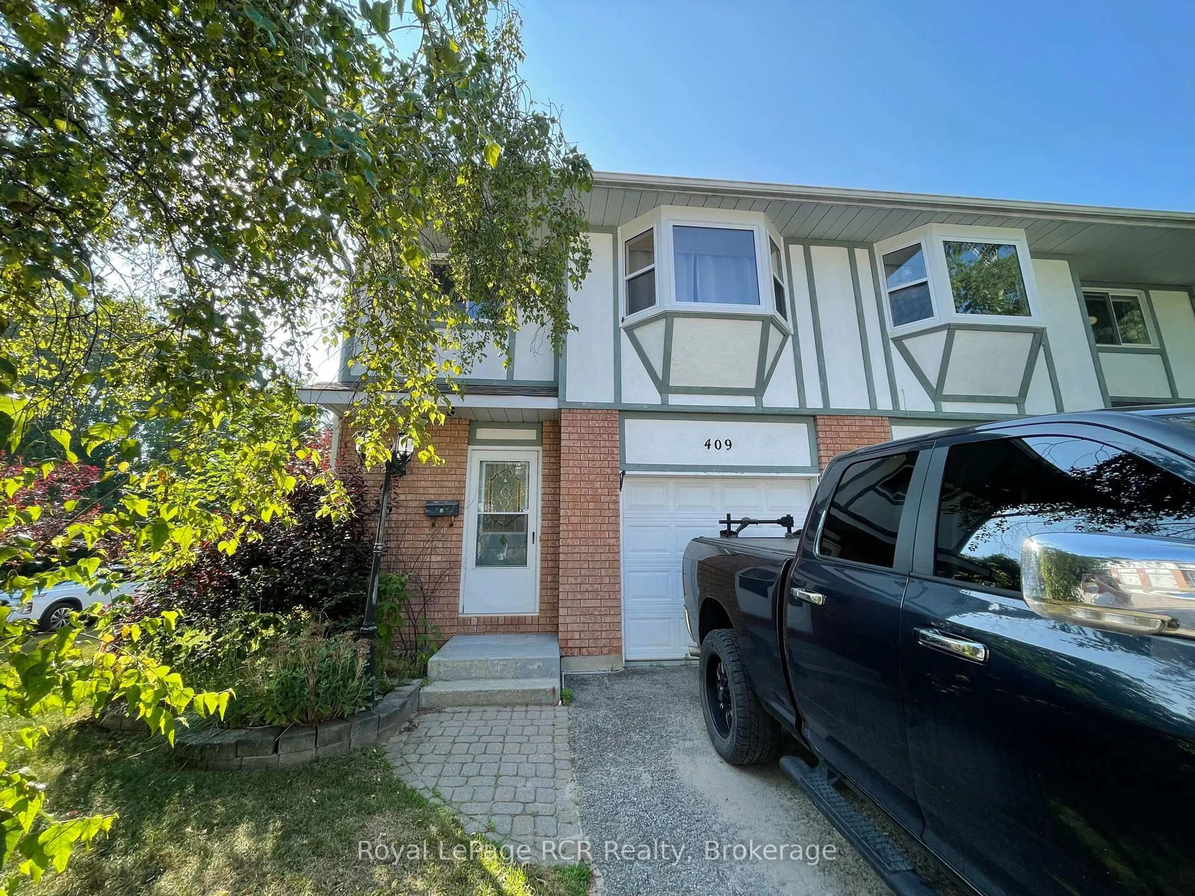 A pic from outside/outdoor area/front of a property/back of a property/a pic from drone, street for 409 Thomas St, Clearview Ontario L0M 1S0