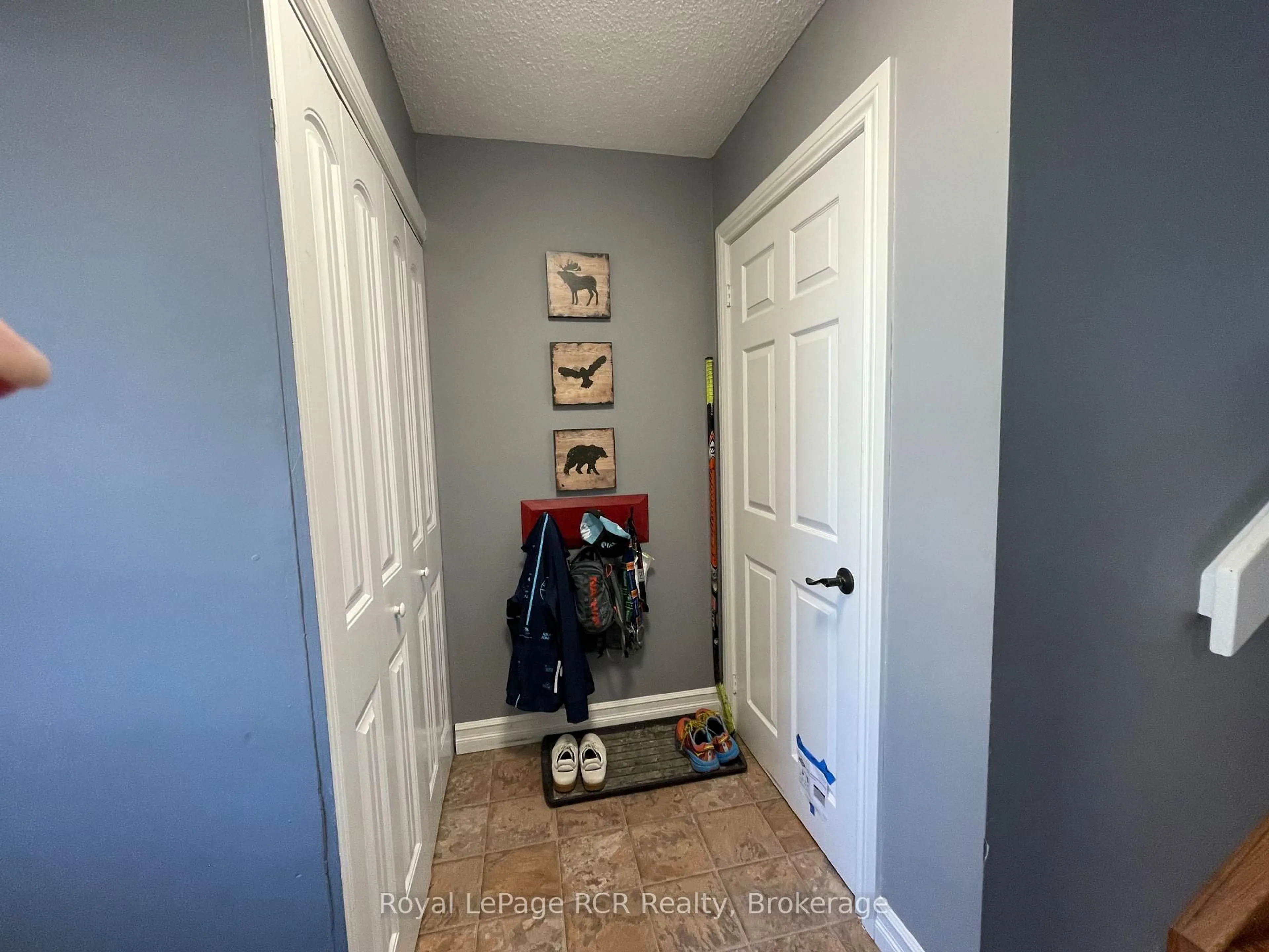 Indoor entryway for 409 Thomas St, Clearview Ontario L0M 1S0