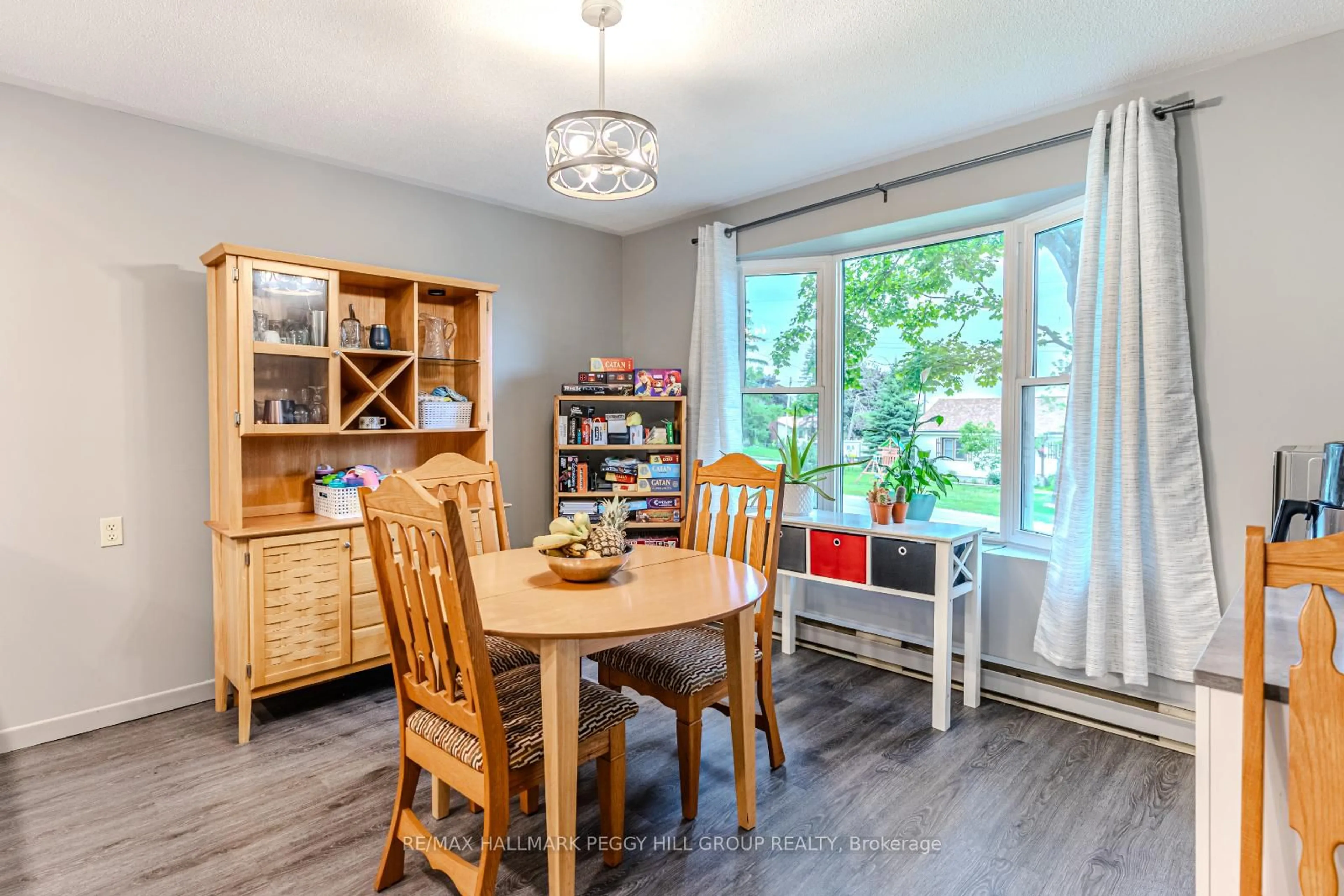 Dining room, wood/laminate floor for 29 First St, Orillia Ontario L3V 4A8