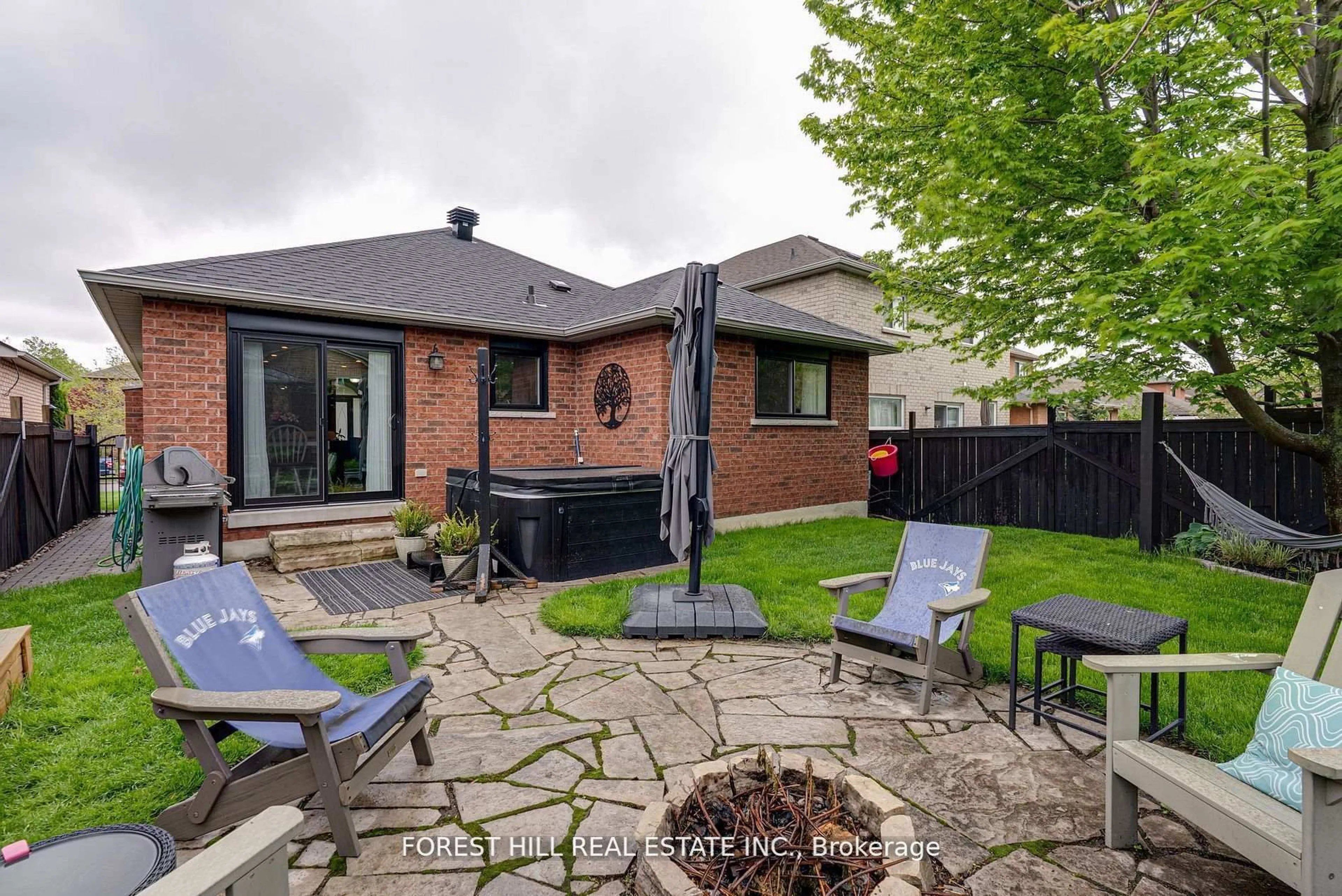Patio, street for 44 Prince Of Wales Dr, Barrie Ontario L4N 0T1