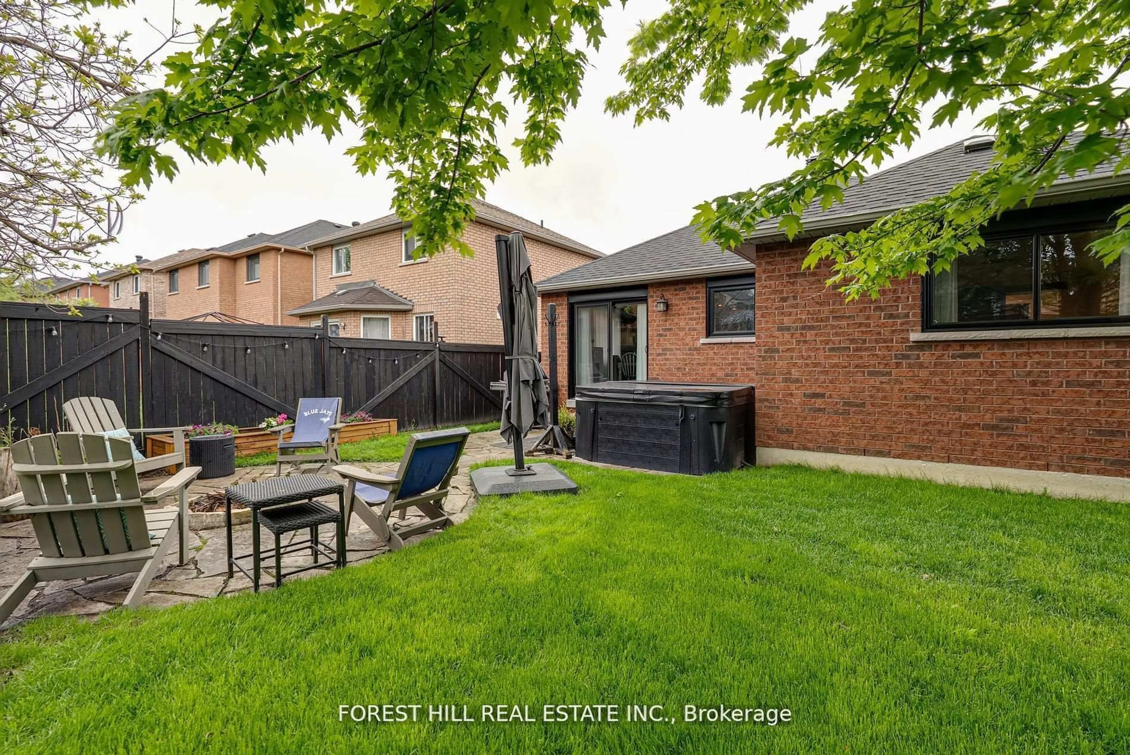 Patio, street for 44 Prince Of Wales Dr, Barrie Ontario L4N 0T1
