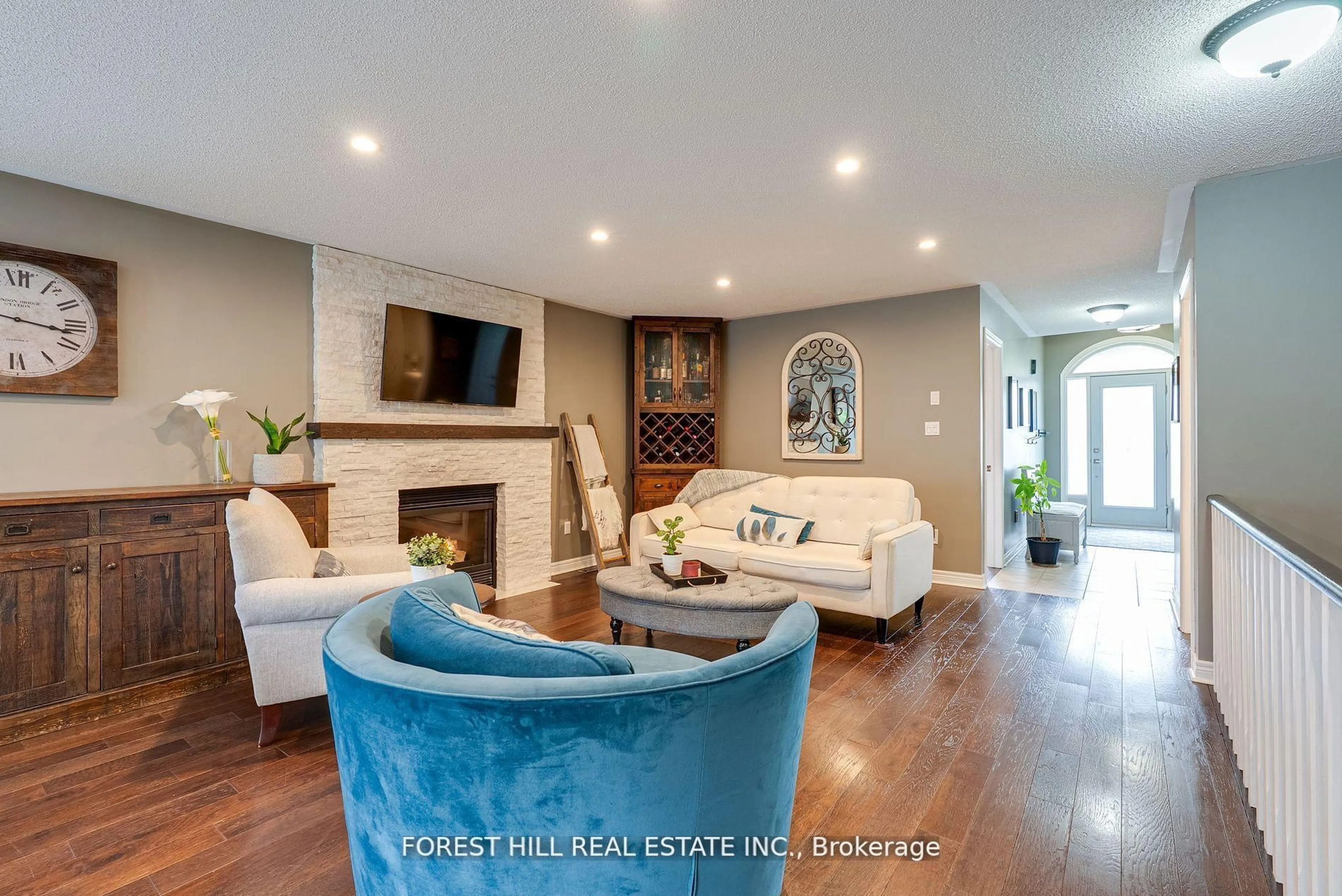 Living room with furniture, unknown for 44 Prince Of Wales Dr, Barrie Ontario L4N 0T1