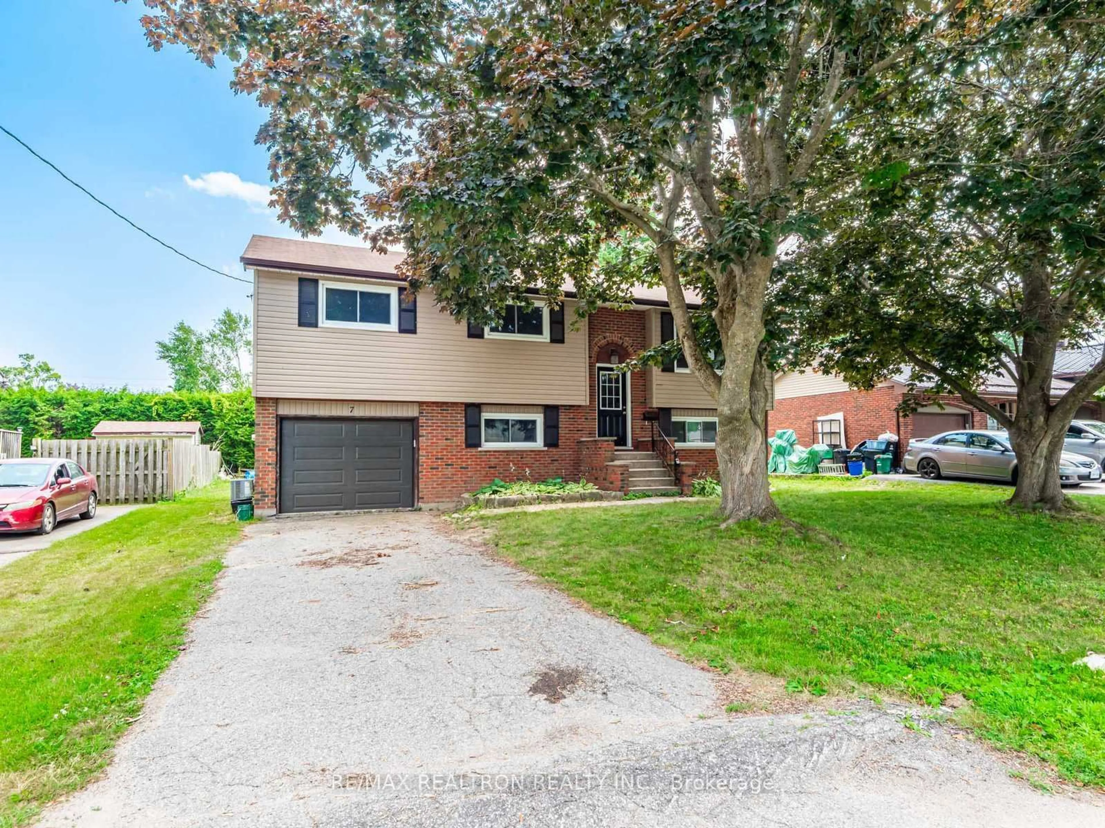 Home with brick exterior material, street for 7 Lawson Ave, Orillia Ontario L3V 3V5