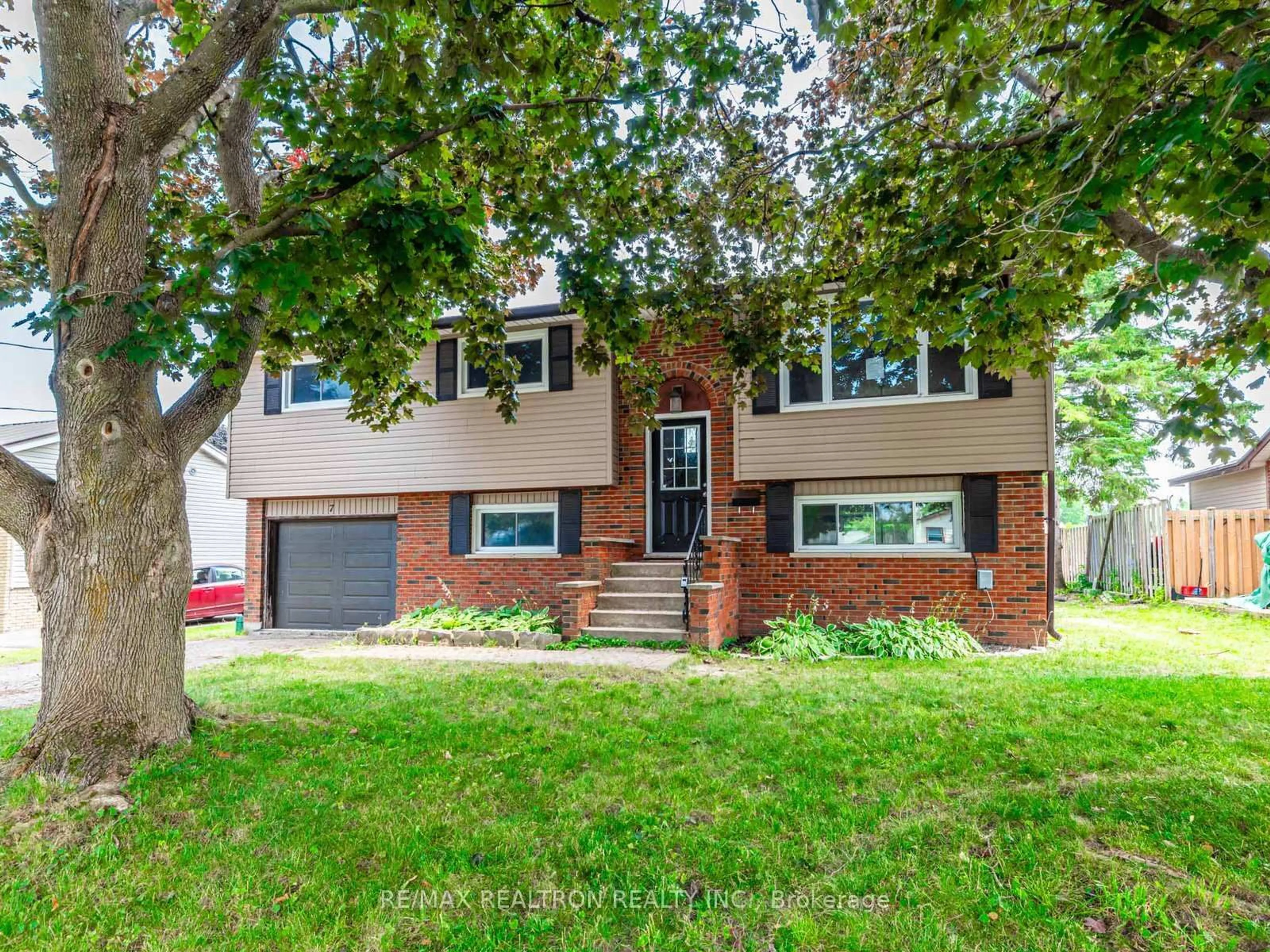 Home with vinyl exterior material, street for 7 Lawson Ave, Orillia Ontario L3V 3V5