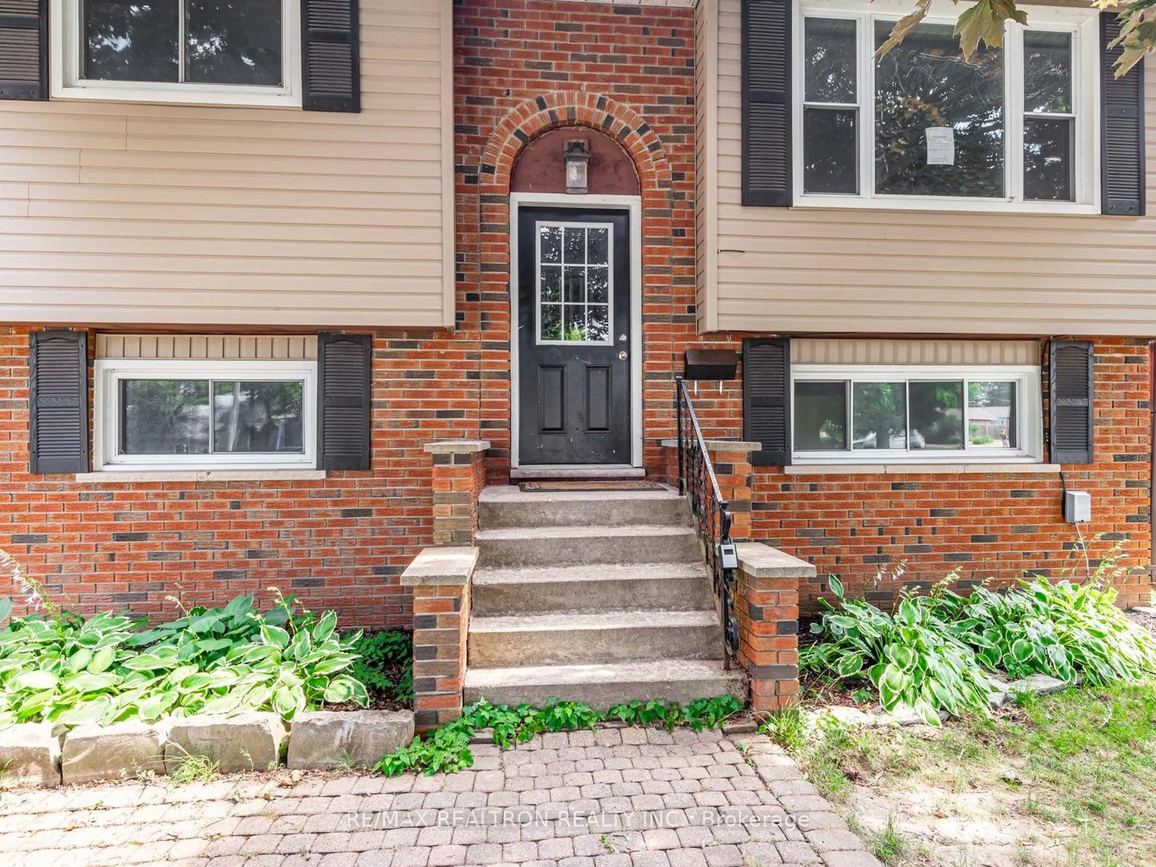 Home with brick exterior material, street for 7 Lawson Ave, Orillia Ontario L3V 3V5