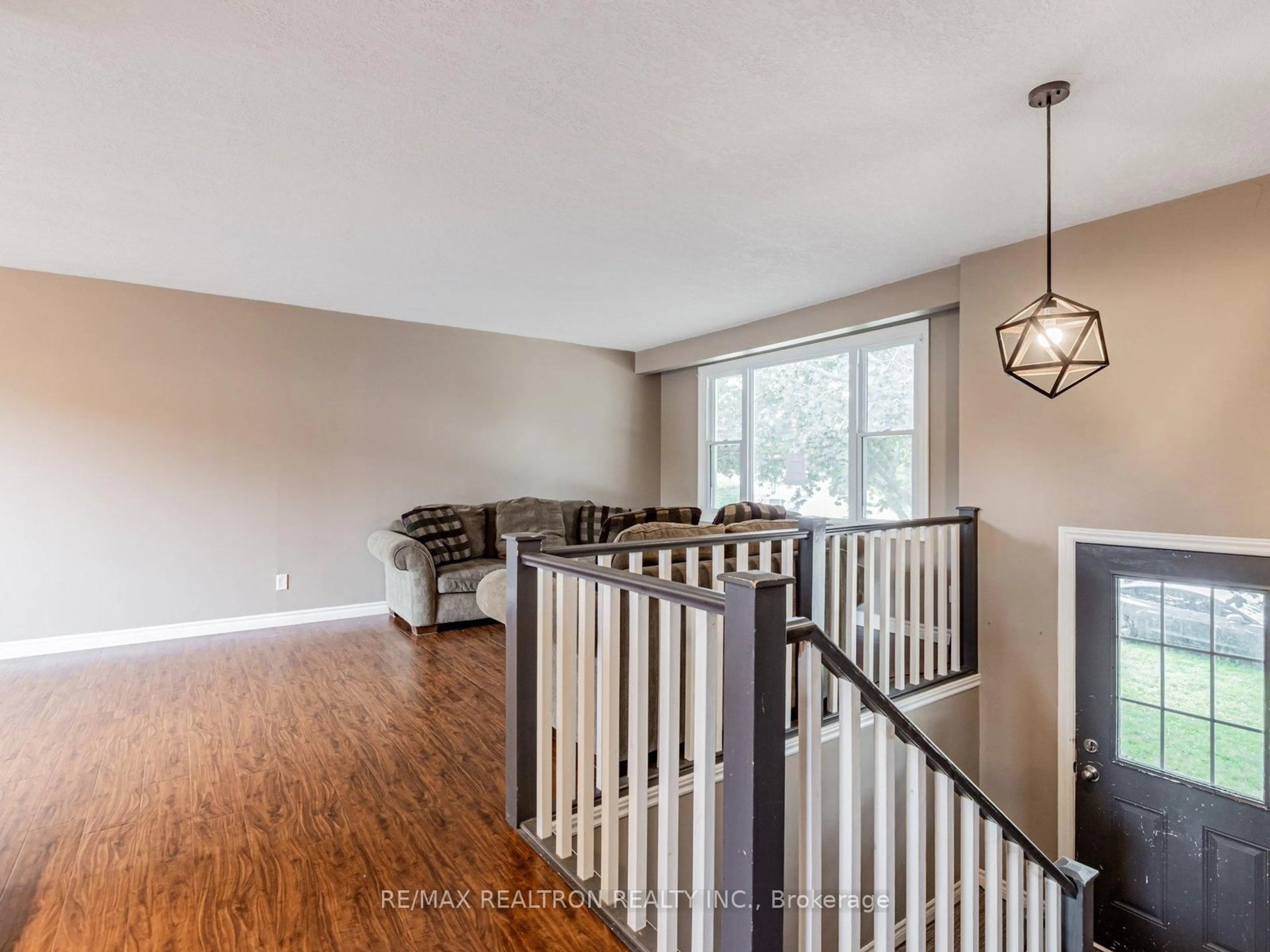 Indoor entryway for 7 Lawson Ave, Orillia Ontario L3V 3V5