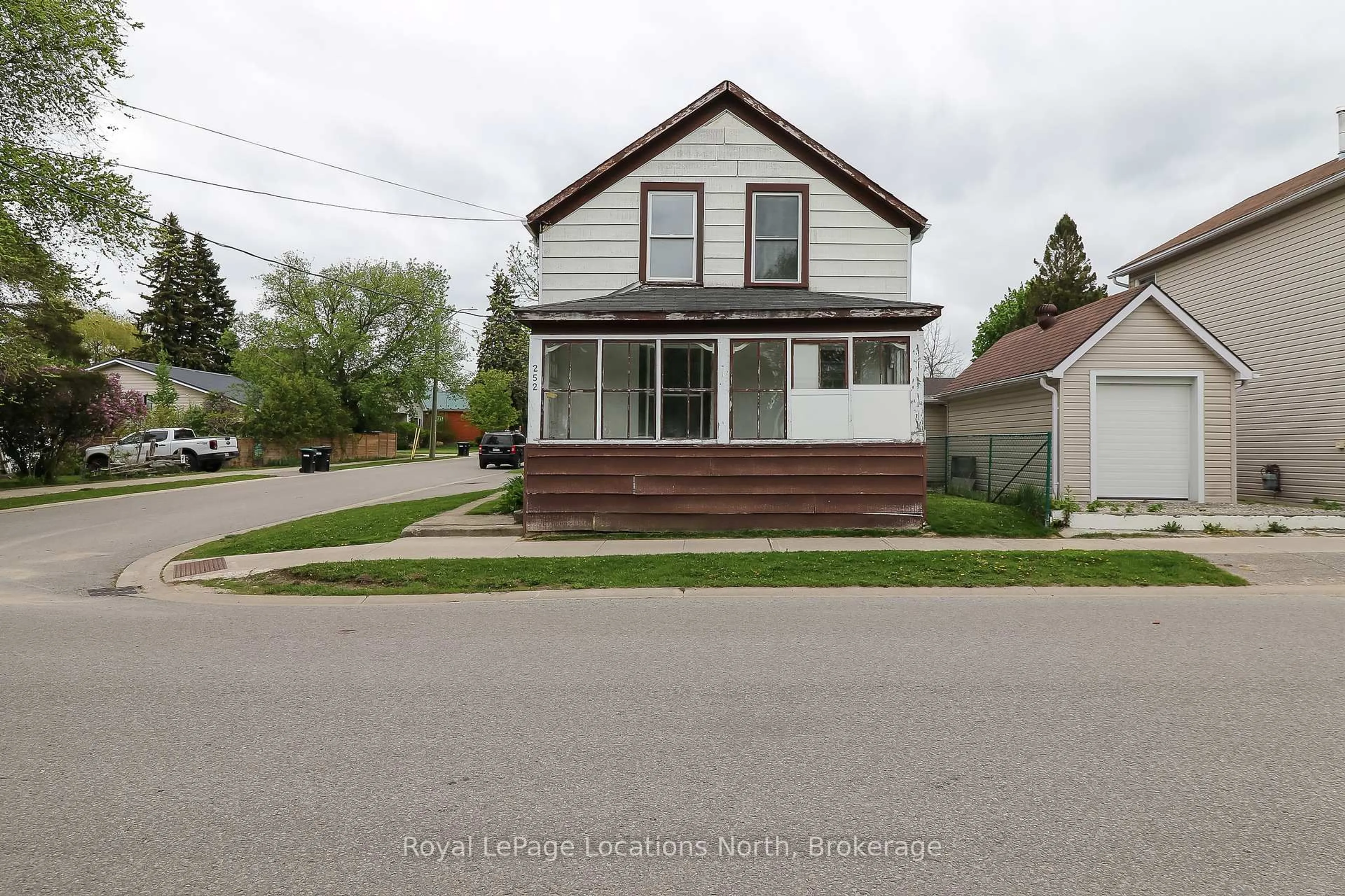 Home with vinyl exterior material, street for 252 Simcoe St, Collingwood Ontario L9Y 1J3