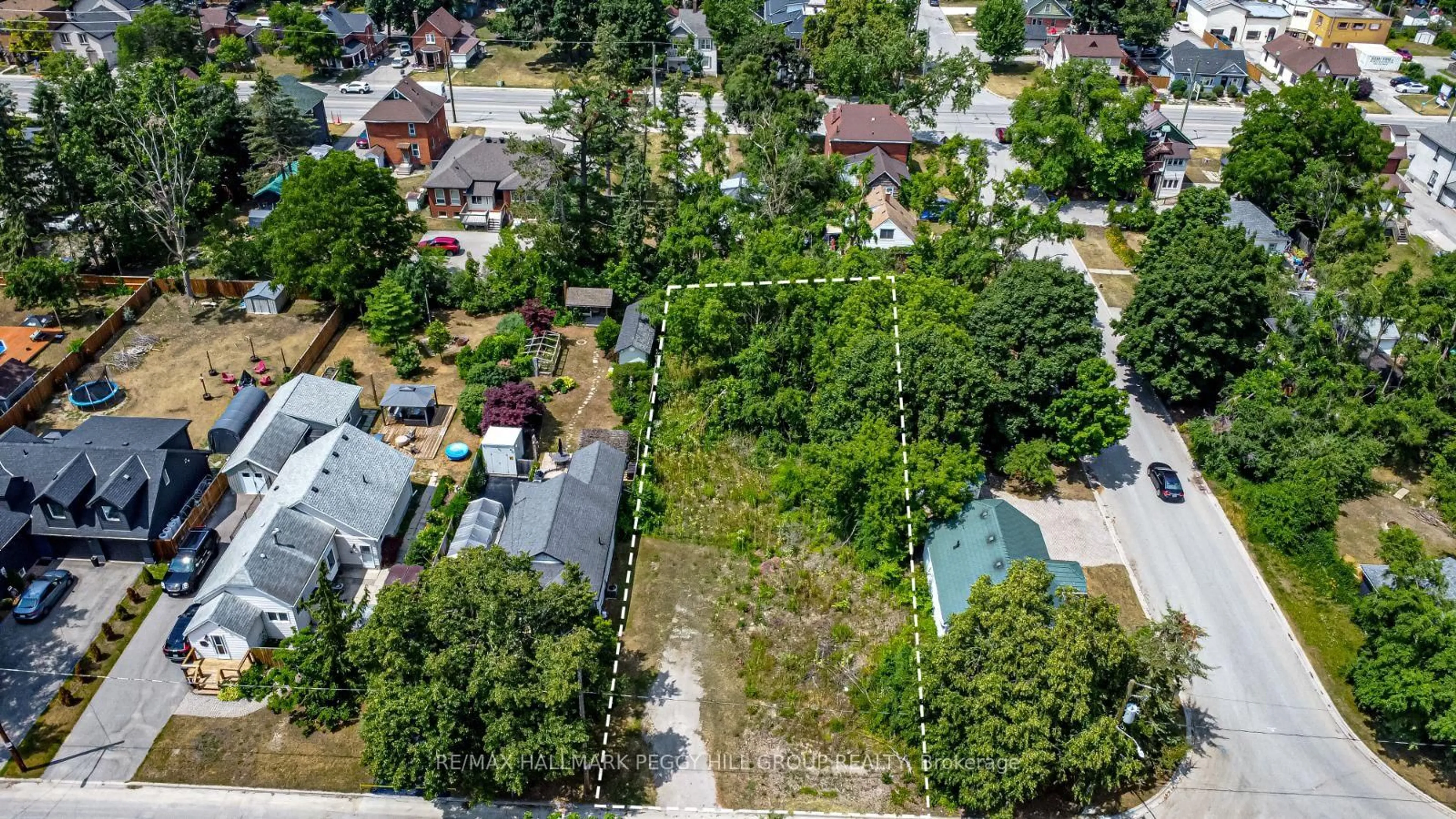 A pic from outside/outdoor area/front of a property/back of a property/a pic from drone, street for 40 Perry St, Barrie Ontario L4N 2G3
