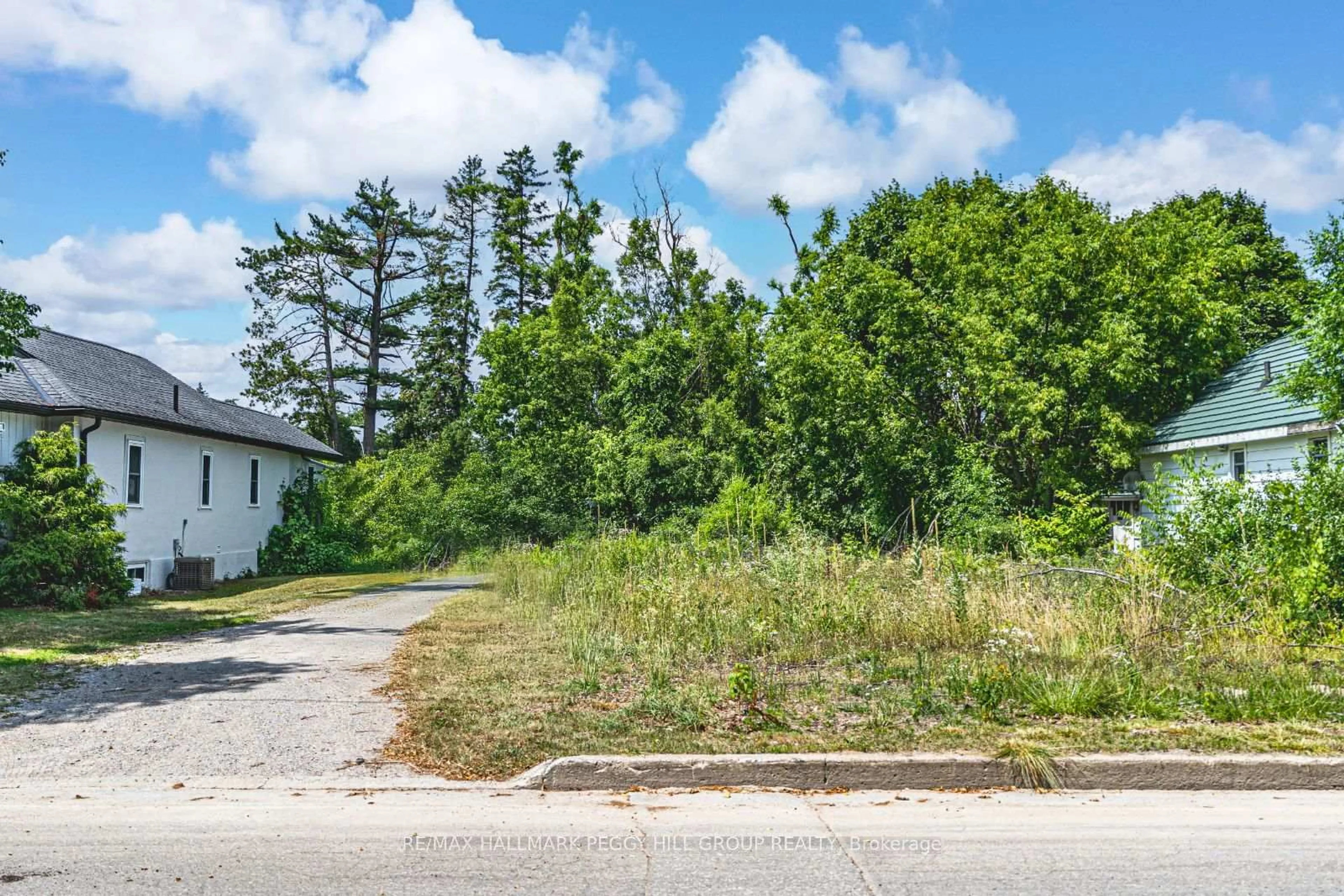 A pic from outside/outdoor area/front of a property/back of a property/a pic from drone, street for 40 Perry St, Barrie Ontario L4N 2G3