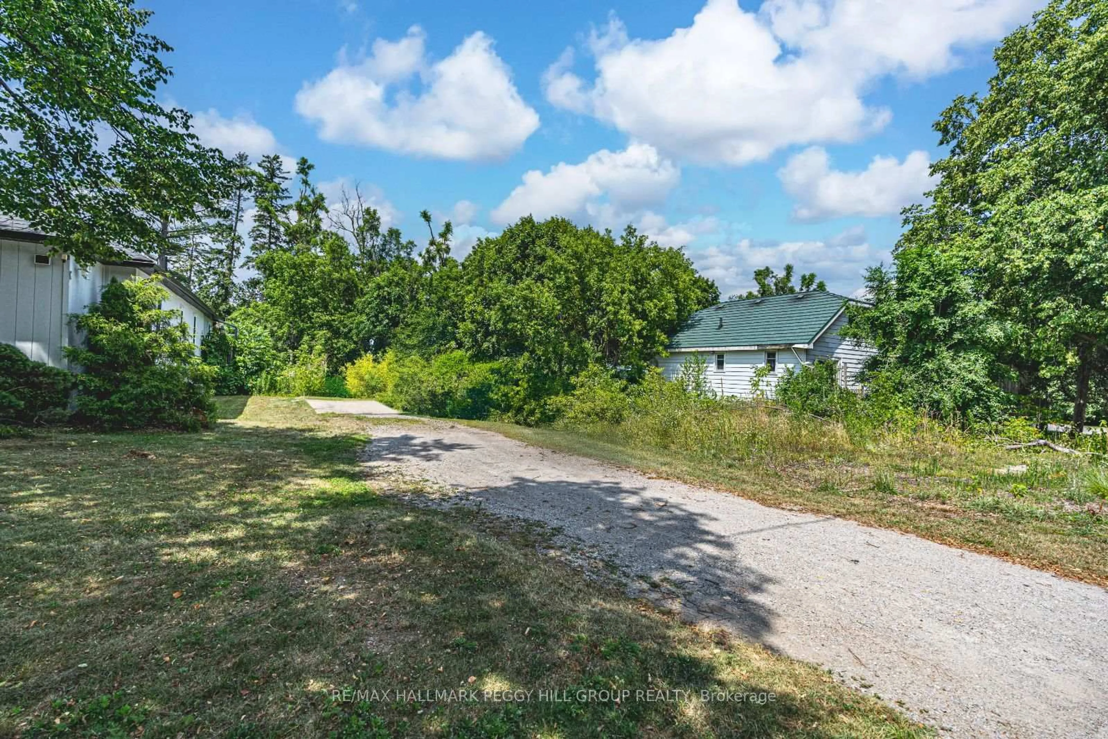 A pic from outside/outdoor area/front of a property/back of a property/a pic from drone, street for 40 Perry St, Barrie Ontario L4N 2G3