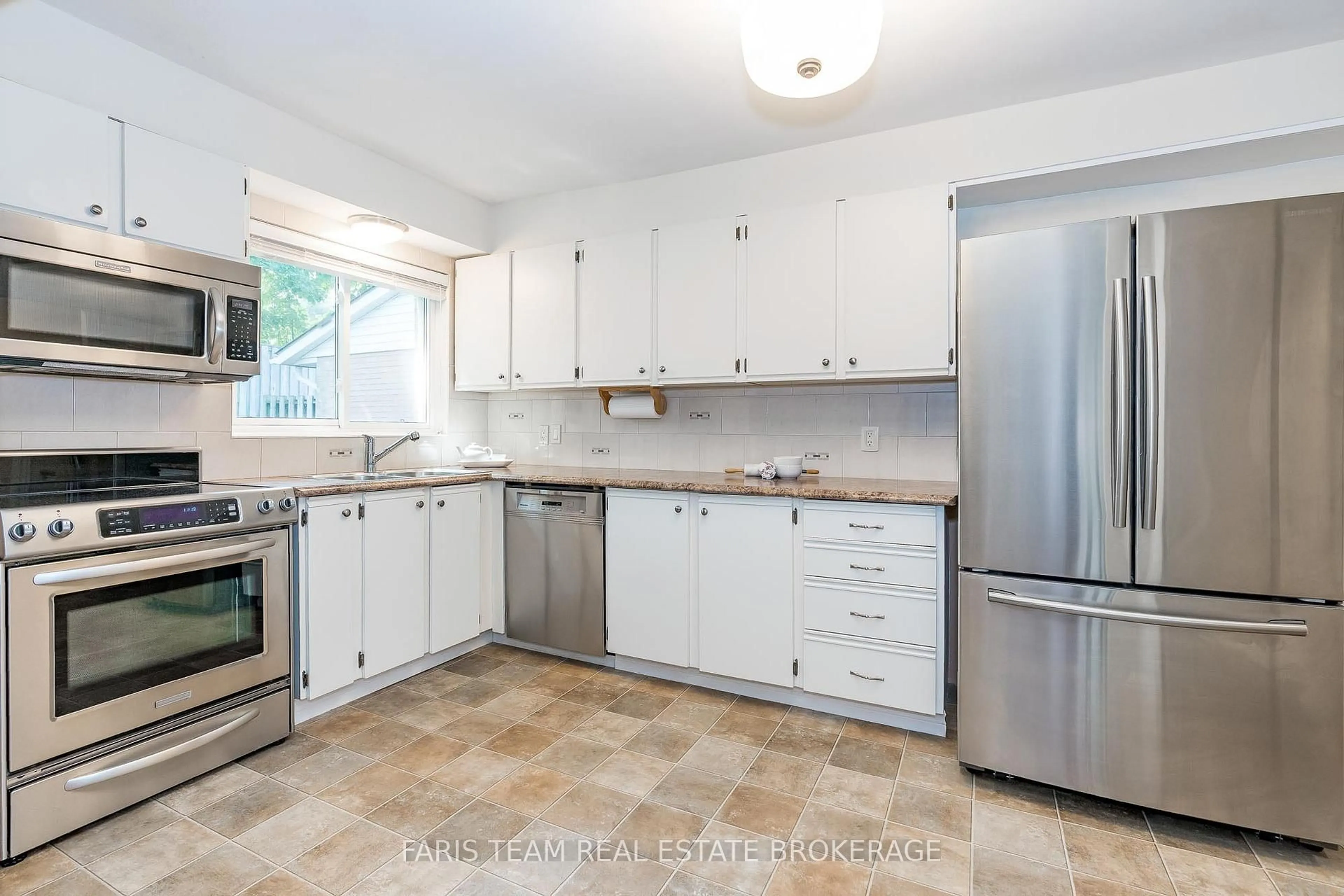 Standard kitchen, unknown for 696 King St #48, Midland Ontario L4R 5B7