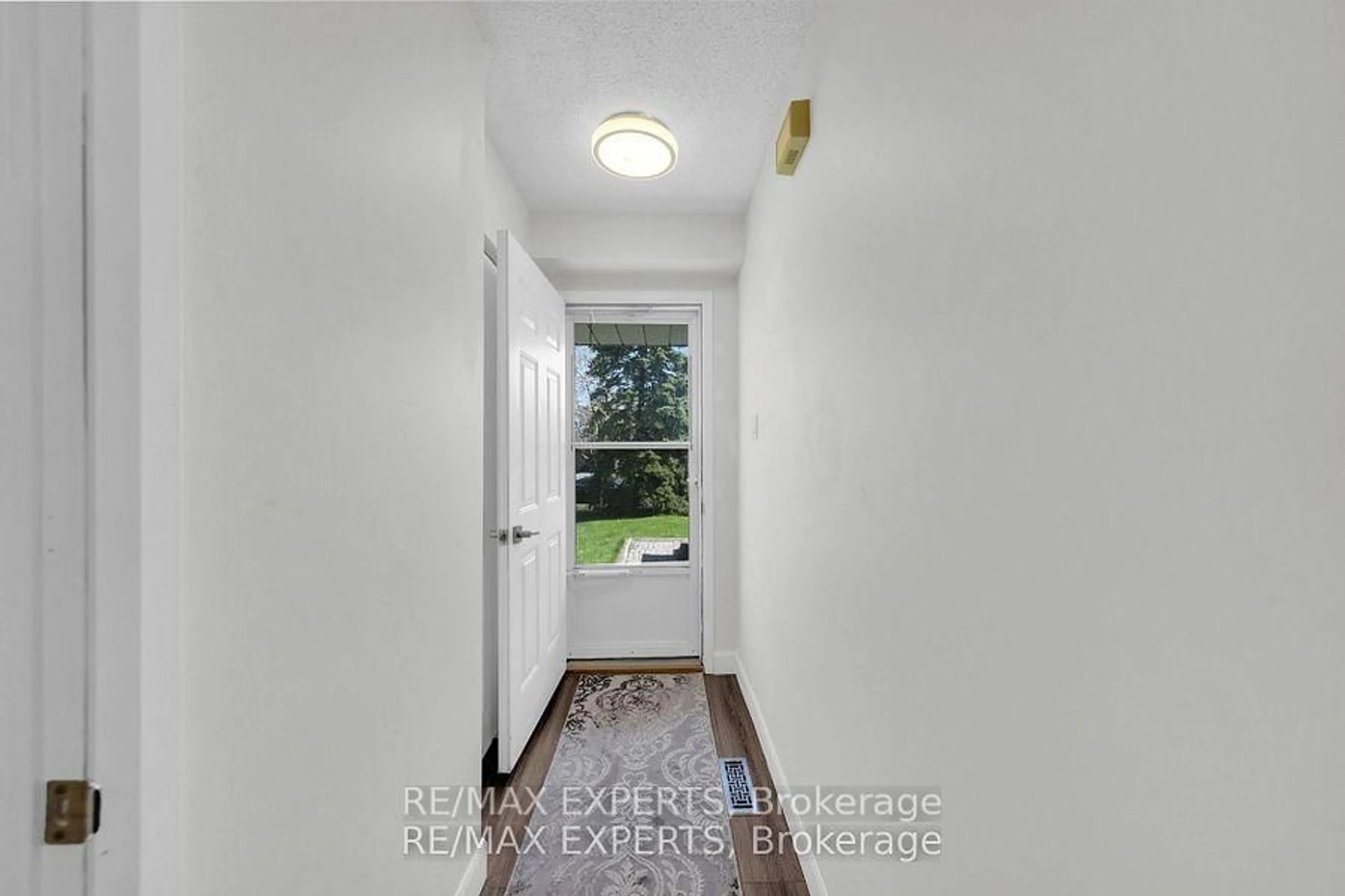 Indoor entryway for 10 Wallace Dr, Barrie Ontario L4N 7E2