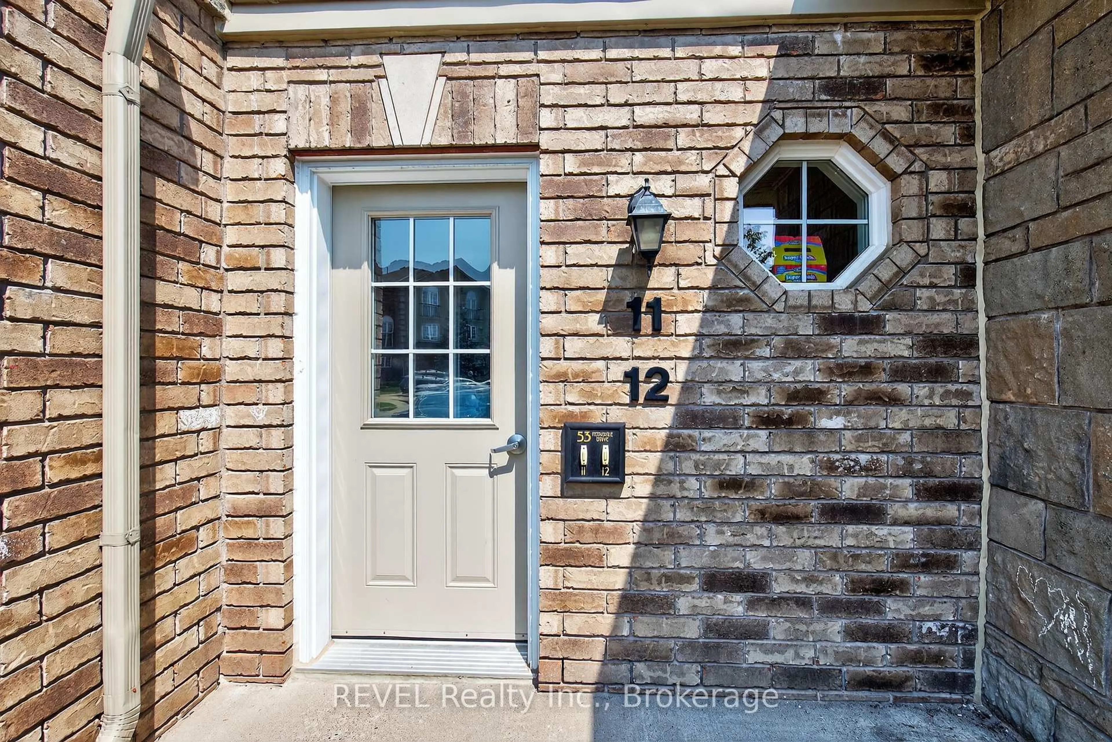 Indoor entryway for 53 Ferndale Dr #11, Barrie Ontario L4N 5W9