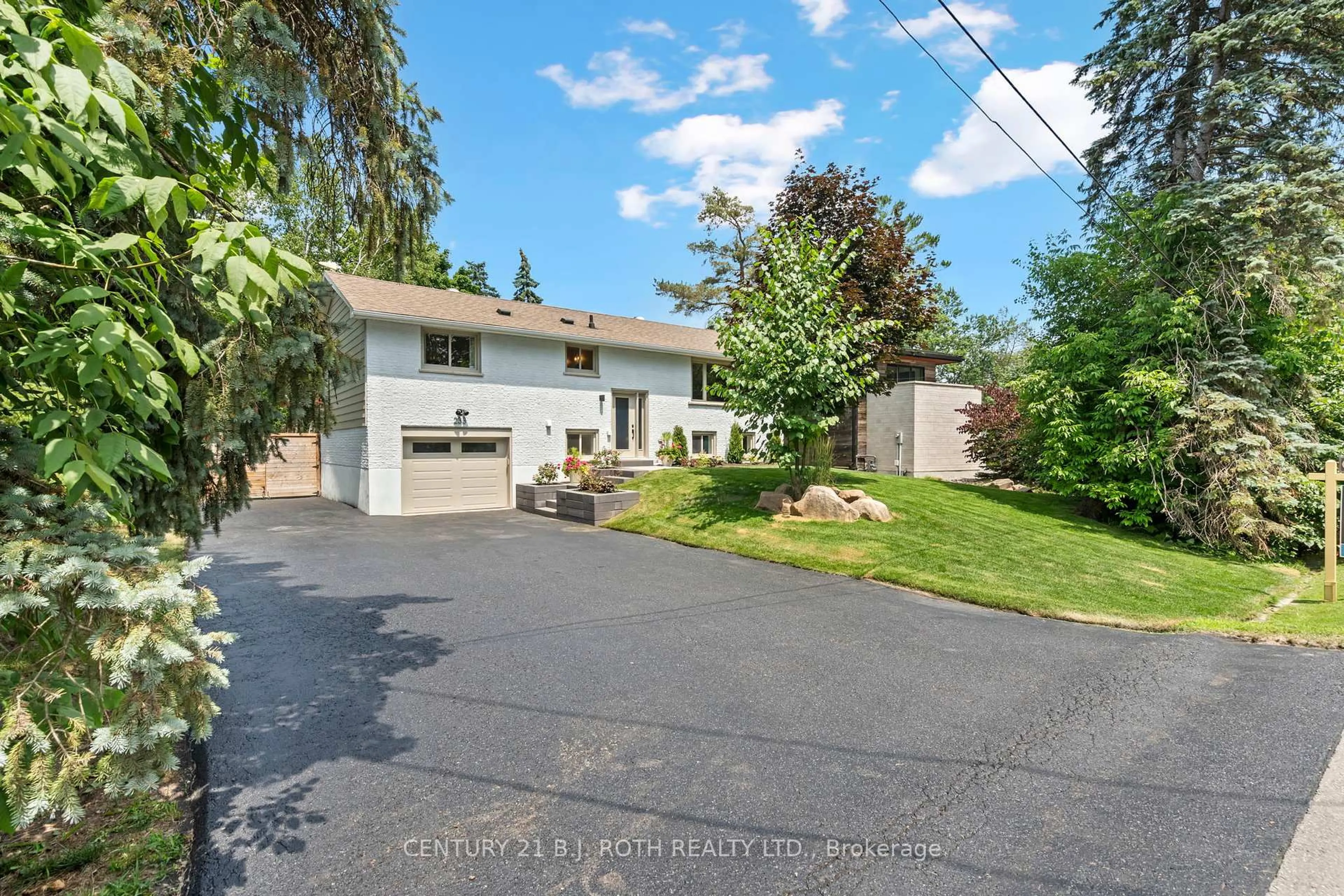 A pic from outside/outdoor area/front of a property/back of a property/a pic from drone, street for 233 Dock Rd, Barrie Ontario L4N 7S9