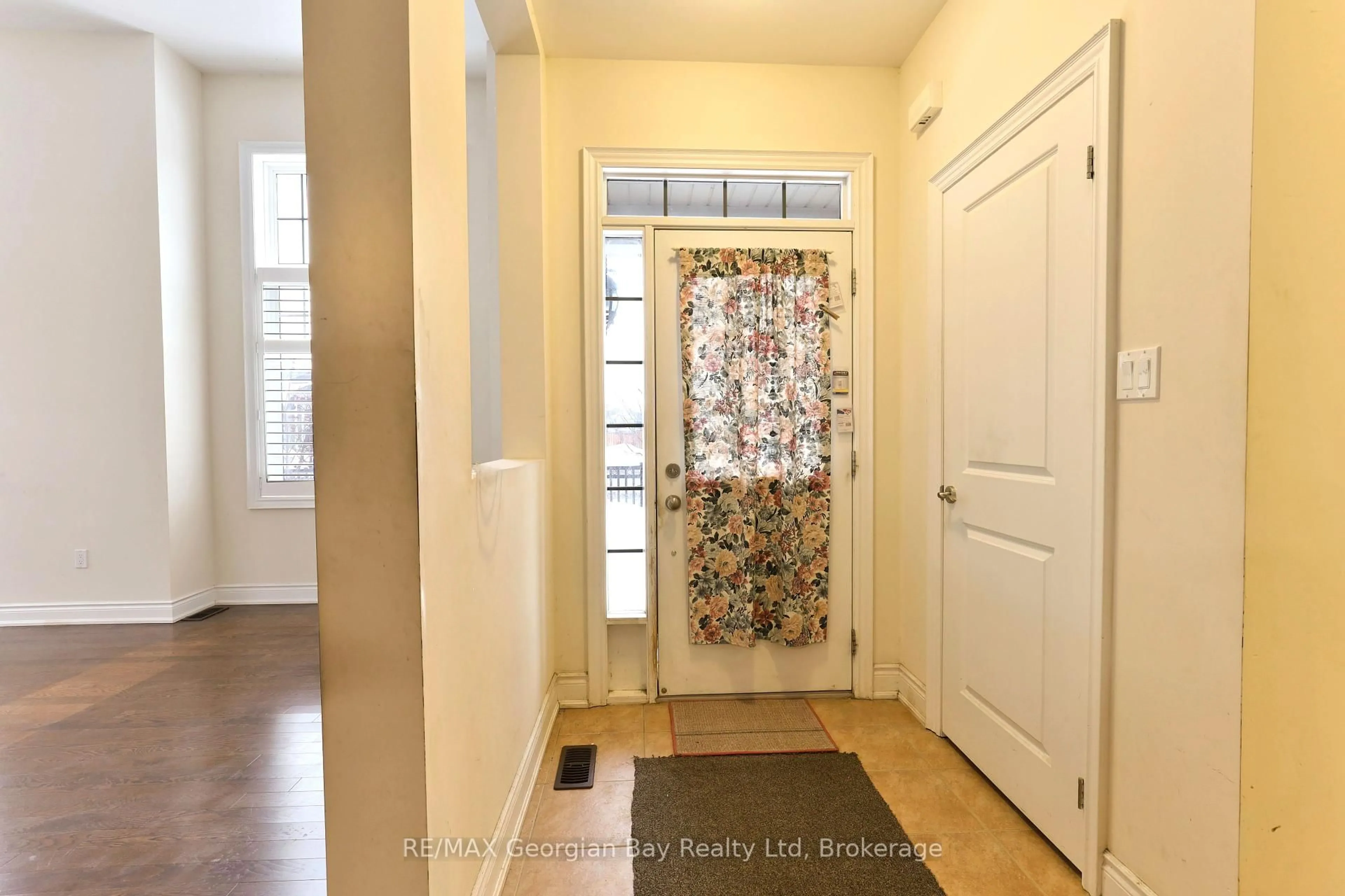 Indoor entryway for 2 LOGGERS GATE, Wasaga Beach Ontario L9Z 0E7