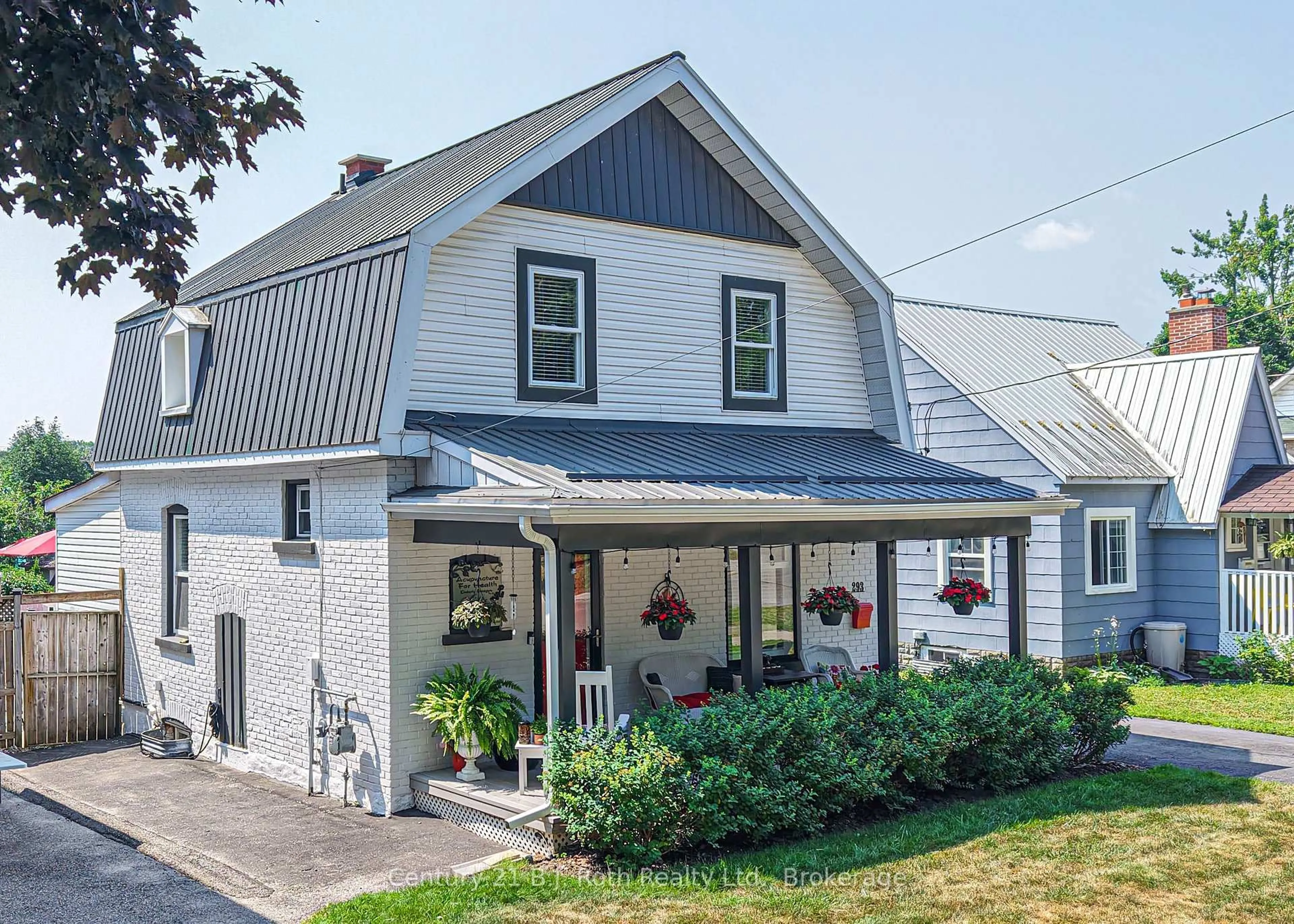Home with vinyl exterior material, street for 293 Nottawasaga St, Orillia Ontario L3V 3K5