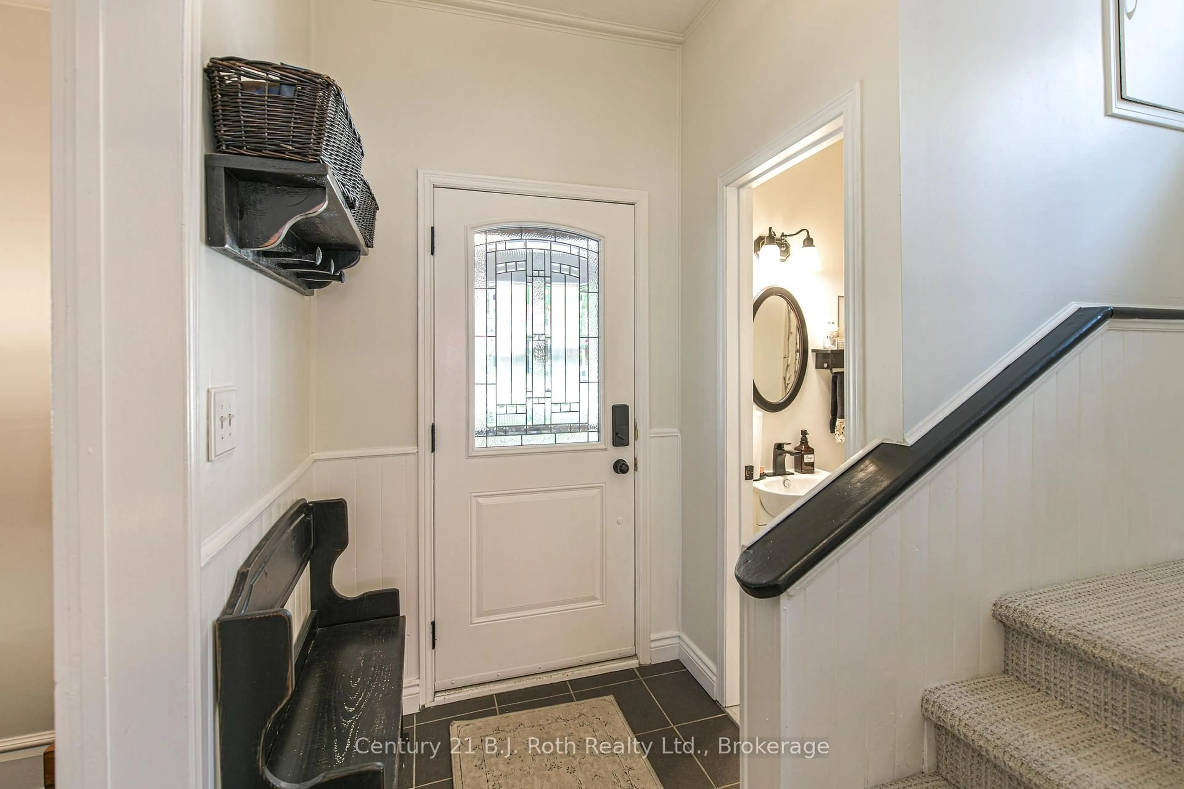 Indoor entryway for 293 Nottawasaga St, Orillia Ontario L3V 3K5