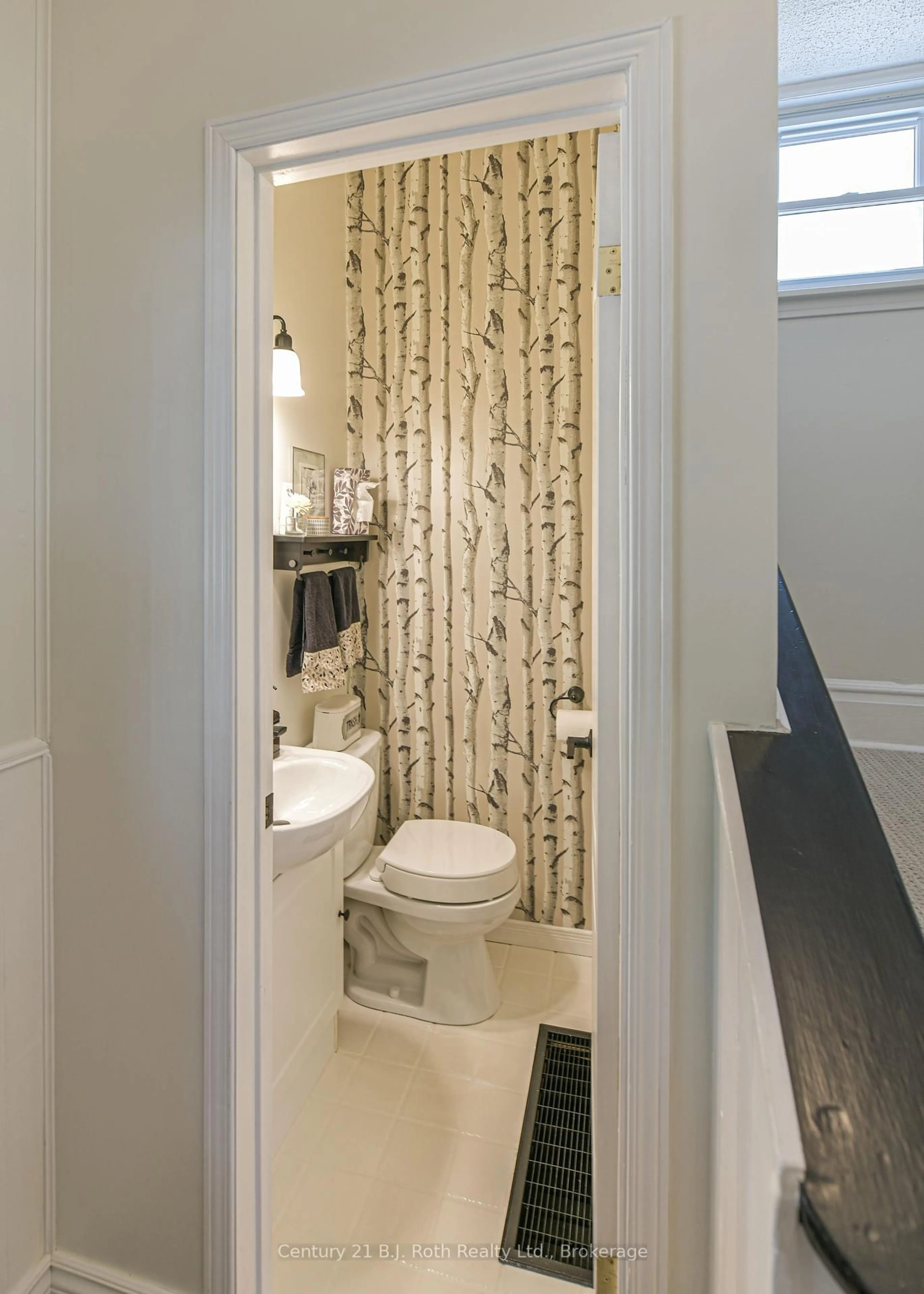 Standard bathroom, ceramic/tile floor for 293 Nottawasaga St, Orillia Ontario L3V 3K5
