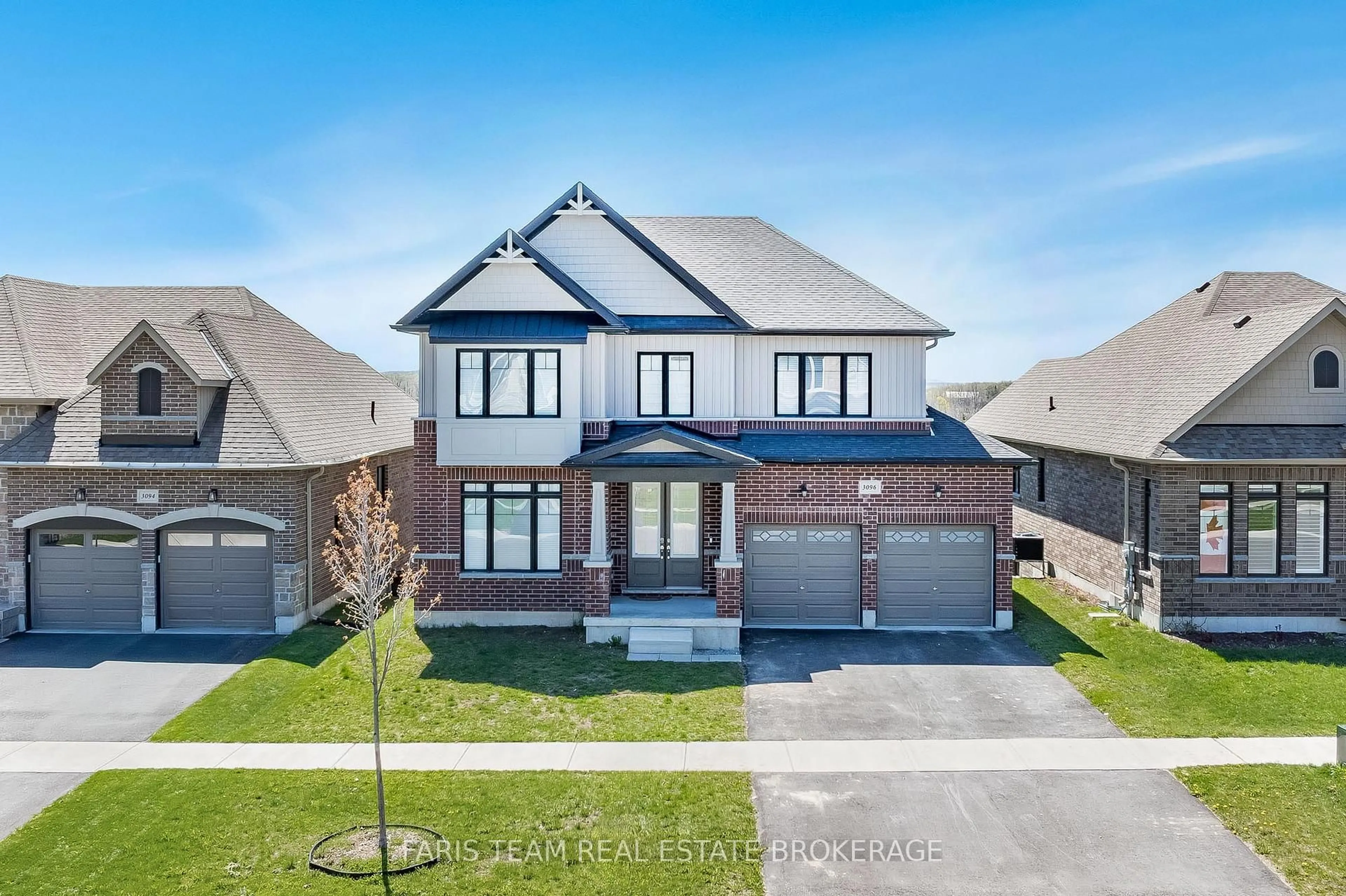 A pic from outside/outdoor area/front of a property/back of a property/a pic from drone, street for 3096 Orion Blvd, Orillia Ontario L3V 8L4