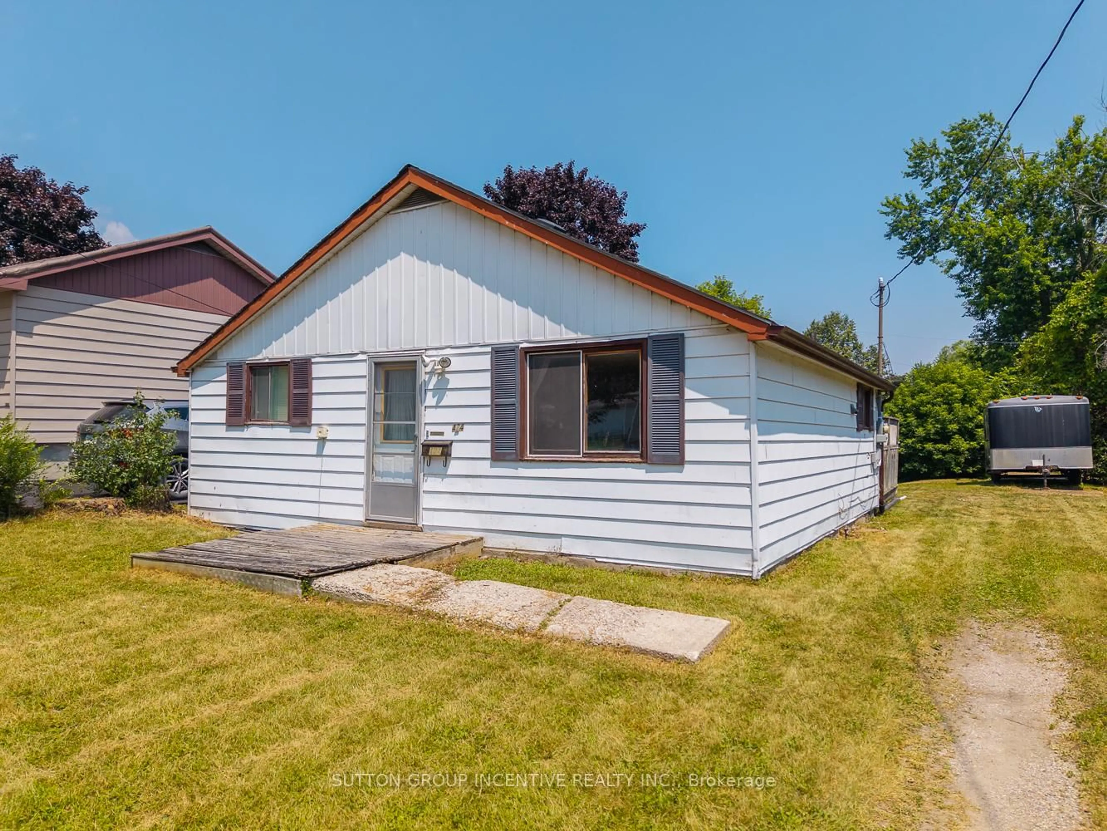 Home with vinyl exterior material, street for 424 Forest Ave, Orillia Ontario L3V 3Z9