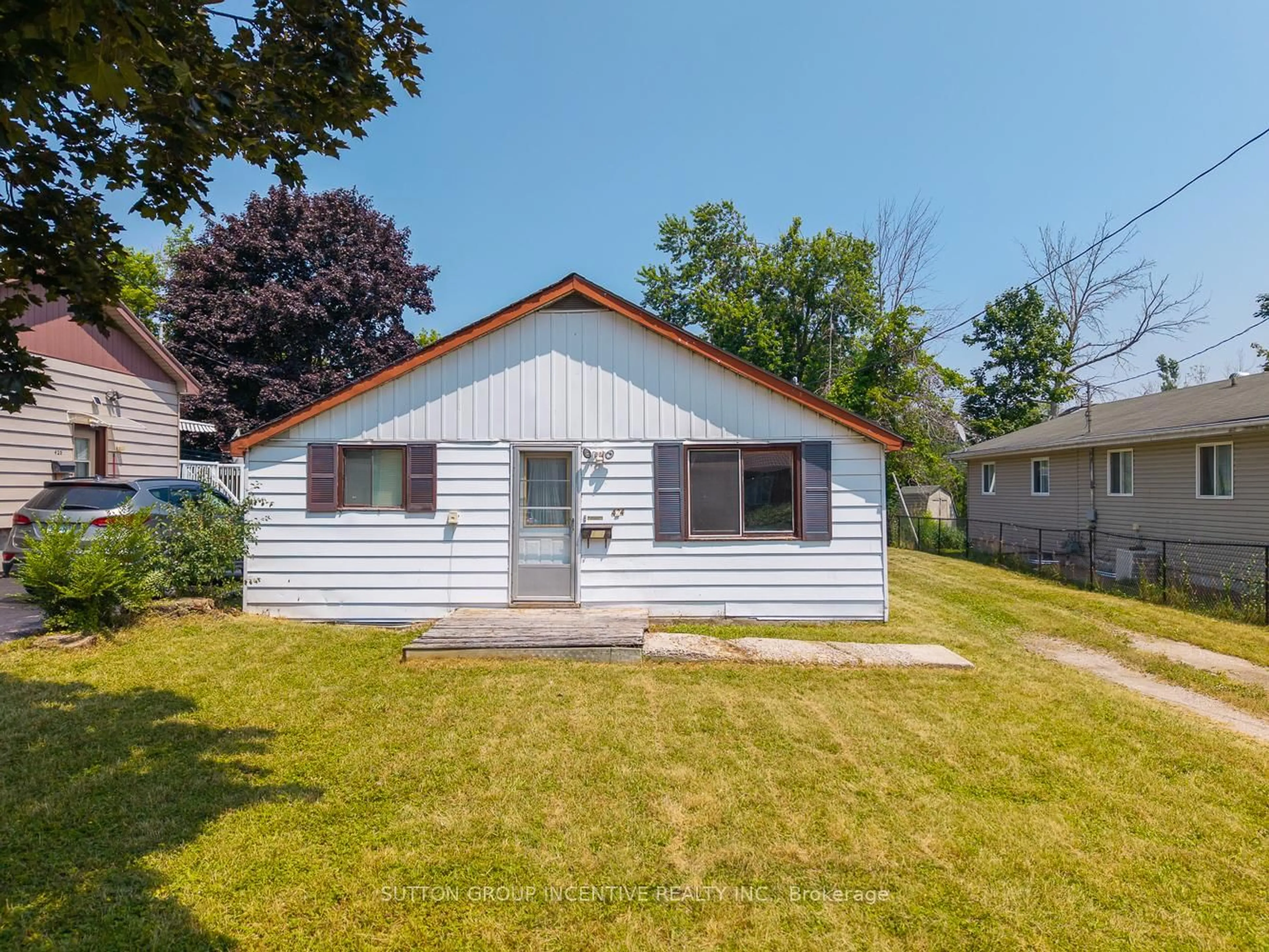 Home with vinyl exterior material, street for 424 Forest Ave, Orillia Ontario L3V 3Z9