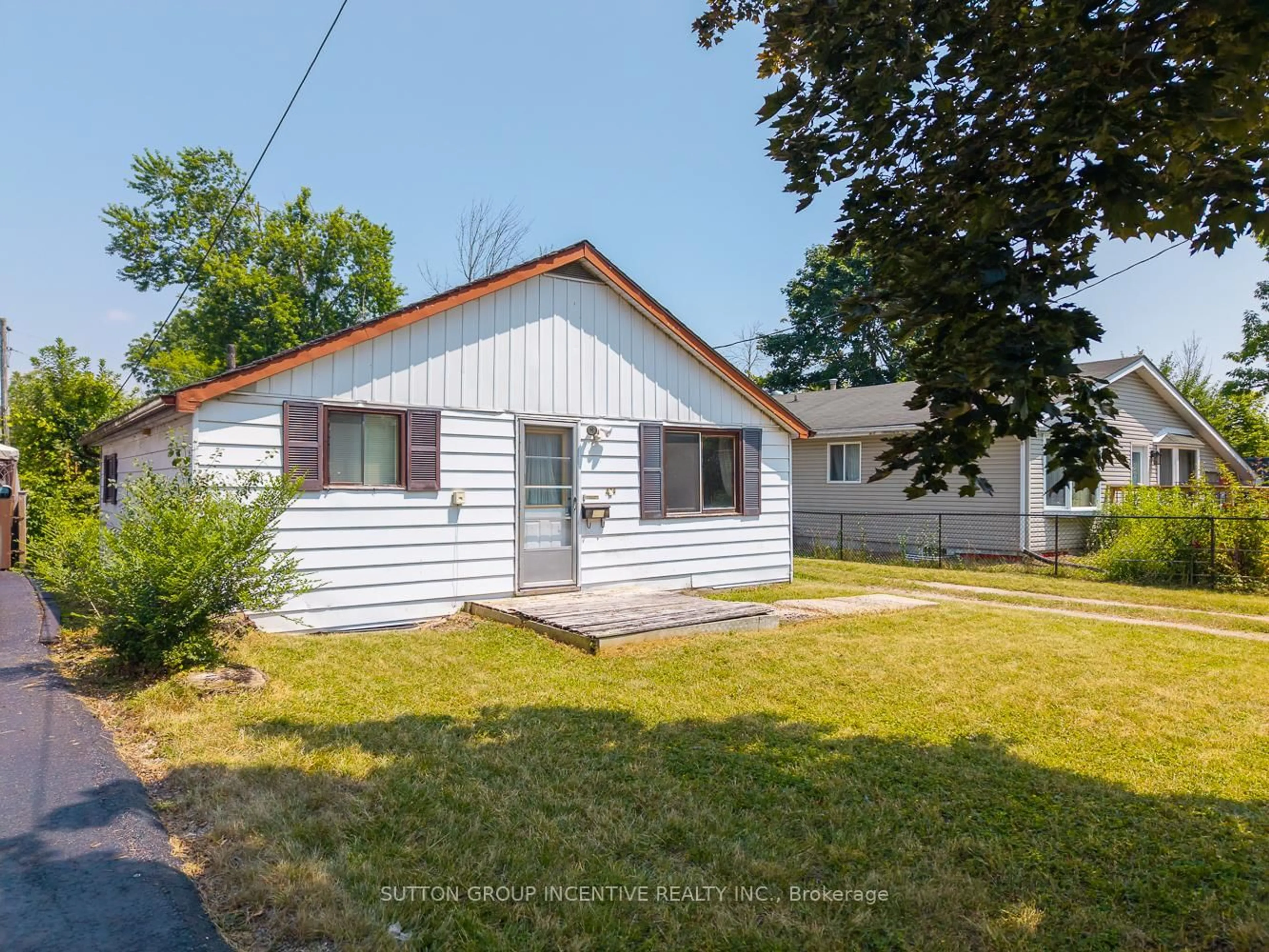Home with vinyl exterior material, street for 424 Forest Ave, Orillia Ontario L3V 3Z9