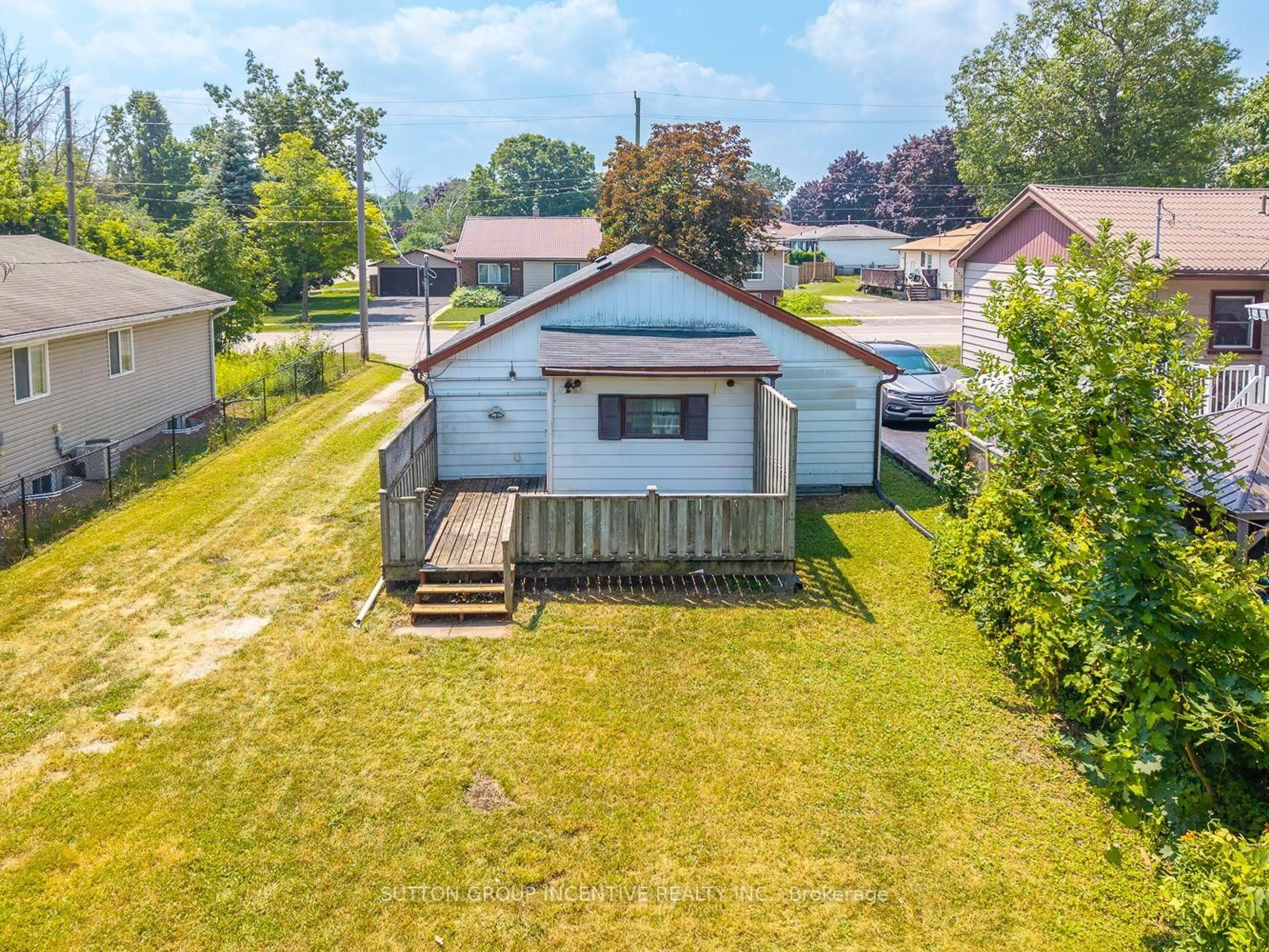 A pic from outside/outdoor area/front of a property/back of a property/a pic from drone, unknown for 424 Forest Ave, Orillia Ontario L3V 3Z9