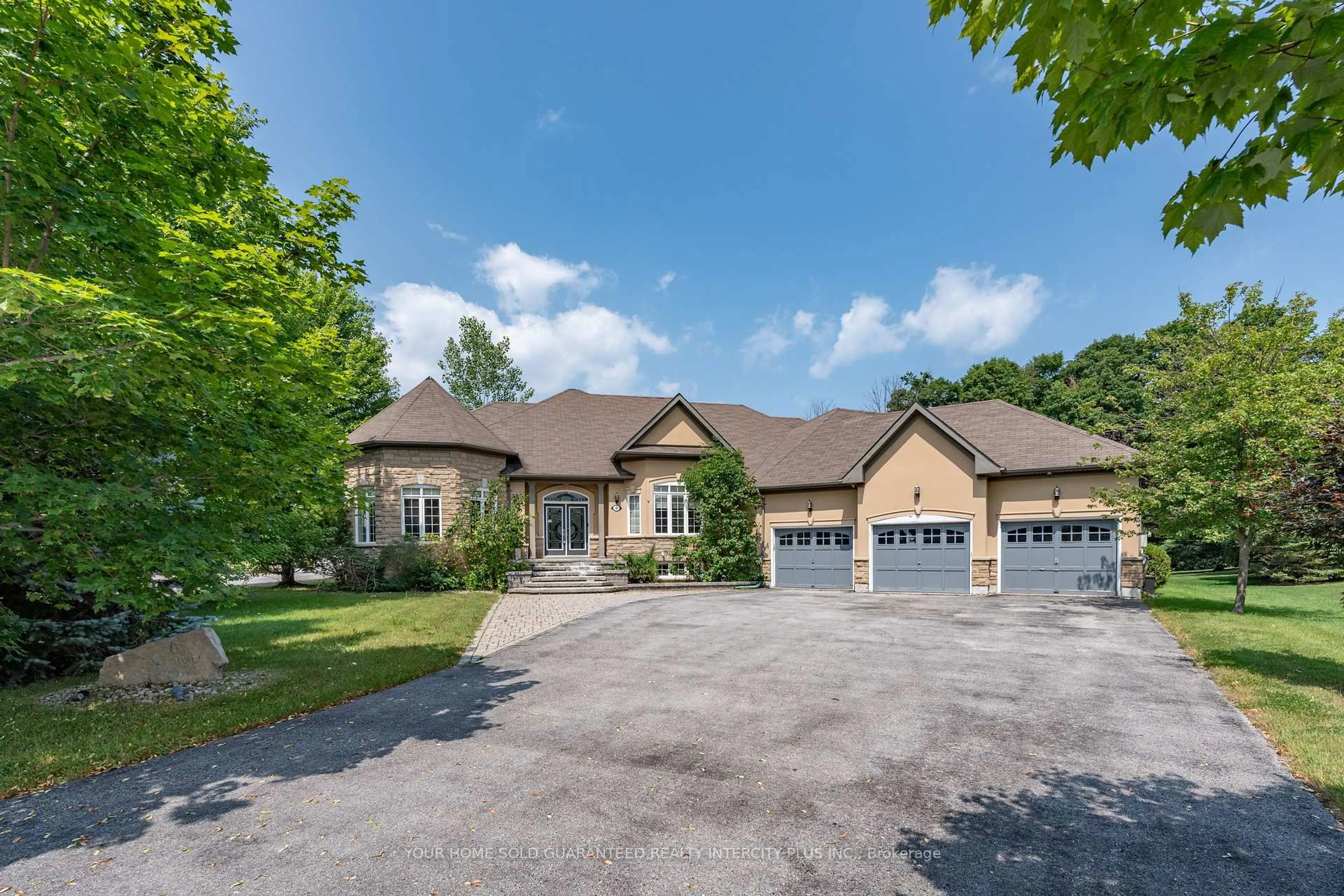 A pic from outside/outdoor area/front of a property/back of a property/a pic from drone, unknown for 6 Basswood Dr, Wasaga Beach Ontario L9Z 0A9