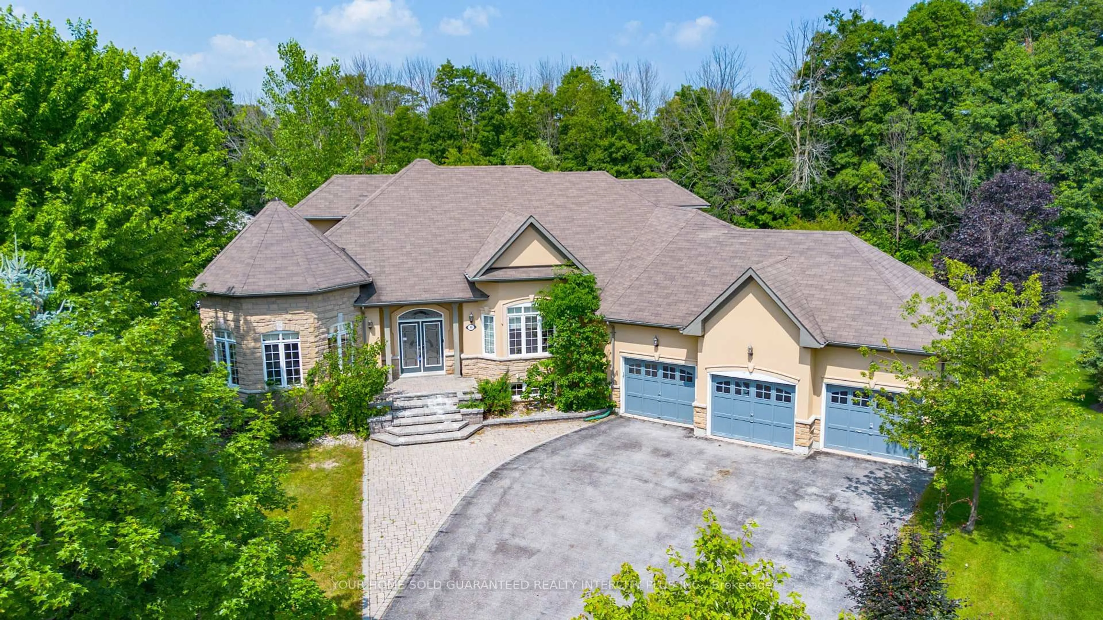 A pic from outside/outdoor area/front of a property/back of a property/a pic from drone, unknown for 6 Basswood Dr, Wasaga Beach Ontario L9Z 0A9