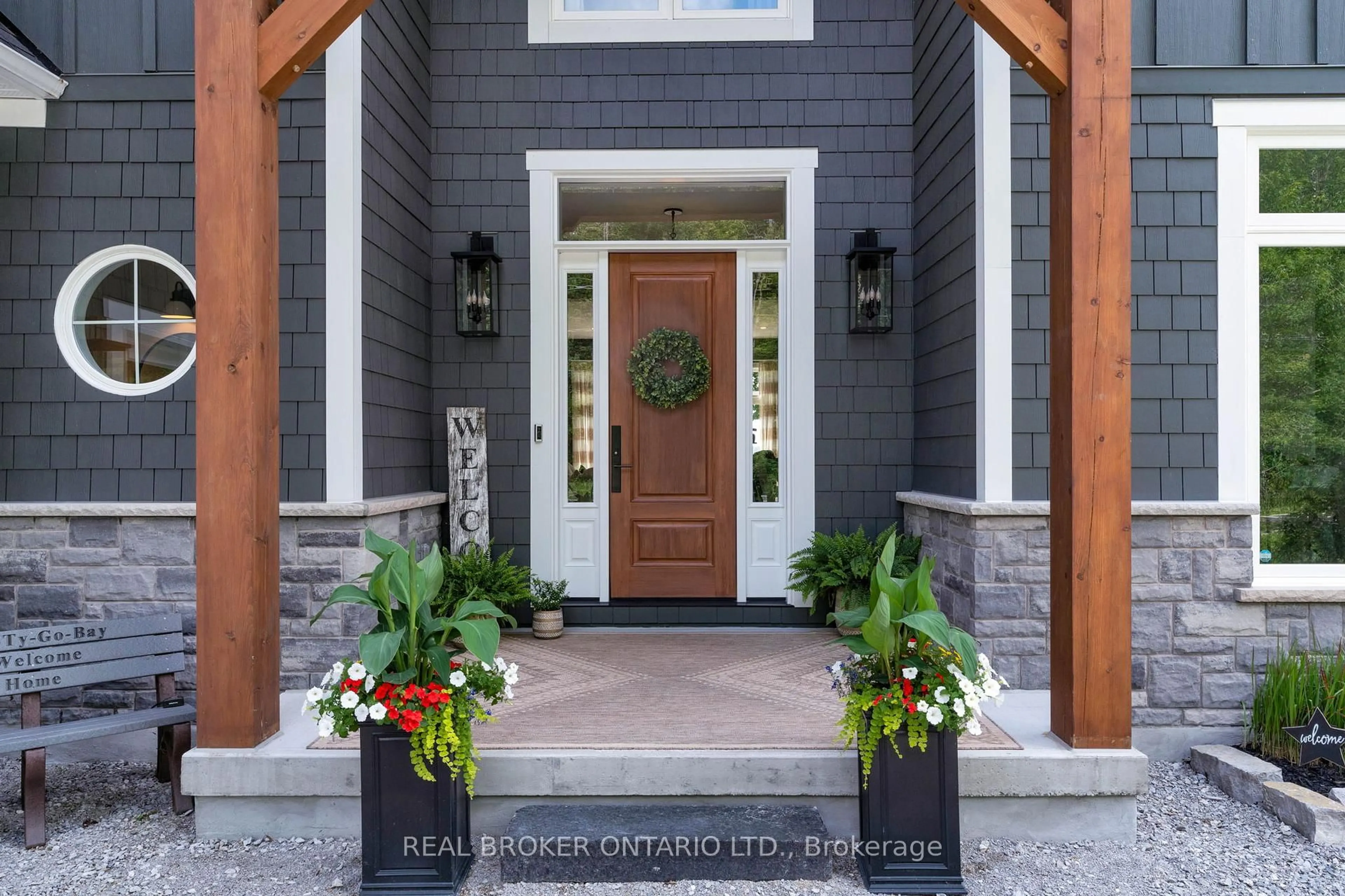 Indoor entryway for 3239 Crescent Bay Rd, Severn Ontario L0K 2B0