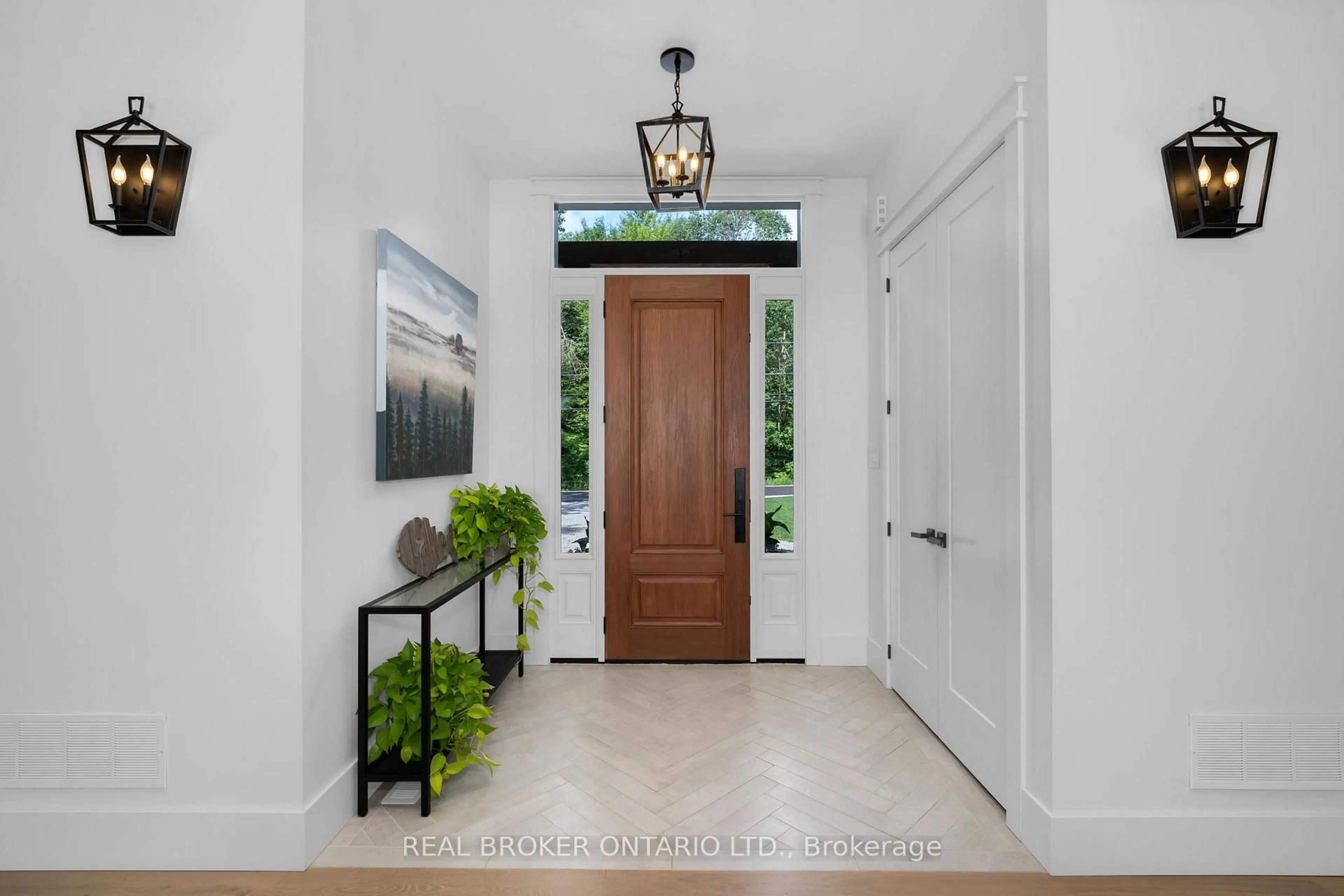 Indoor entryway for 3239 Crescent Bay Rd, Severn Ontario L0K 2B0