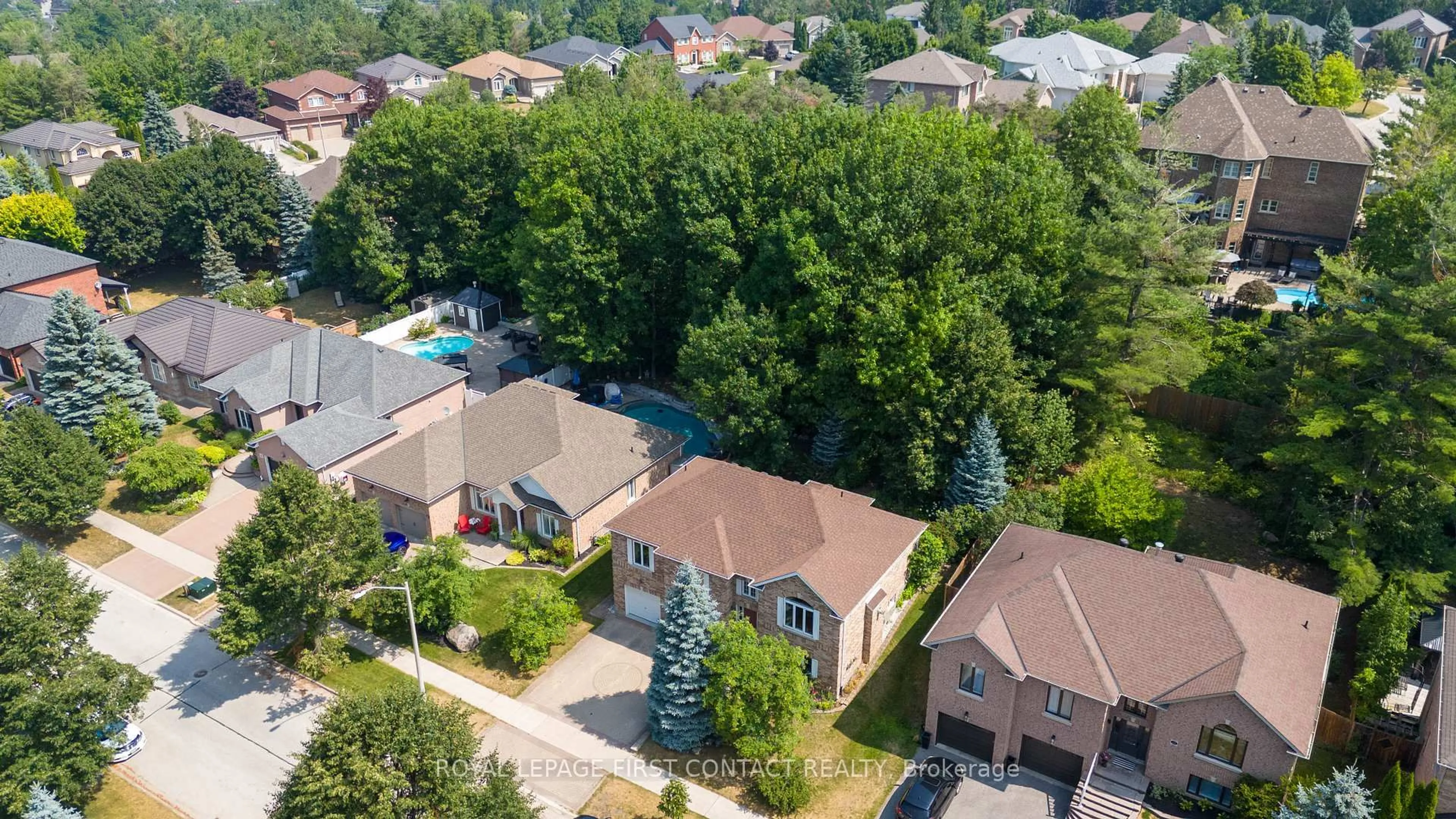 A pic from outside/outdoor area/front of a property/back of a property/a pic from drone, unknown for 23 Grouse Glen, Barrie Ontario L4N 7Z5