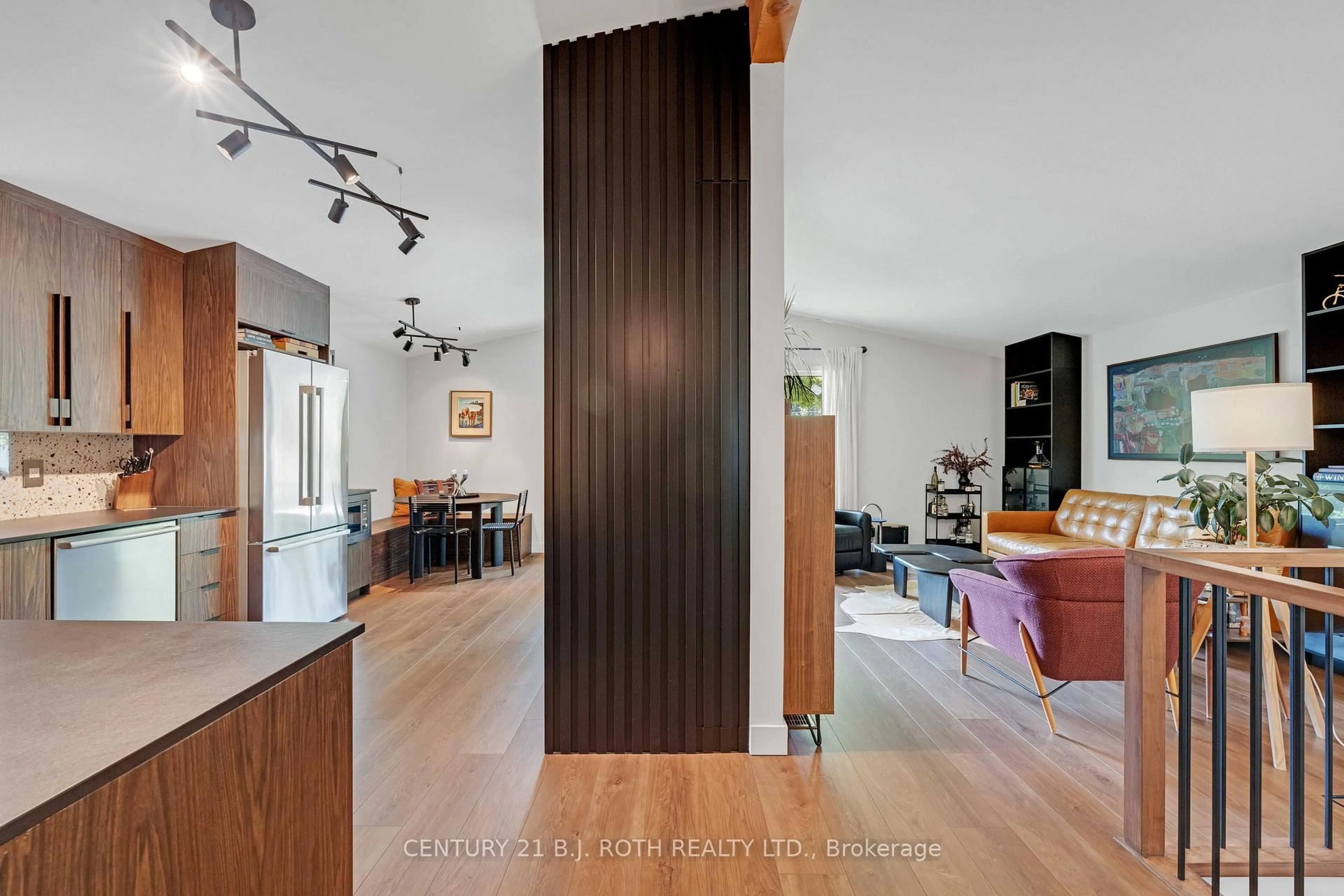 Indoor entryway for 12 Highland Ave, Barrie Ontario L4M 1N1