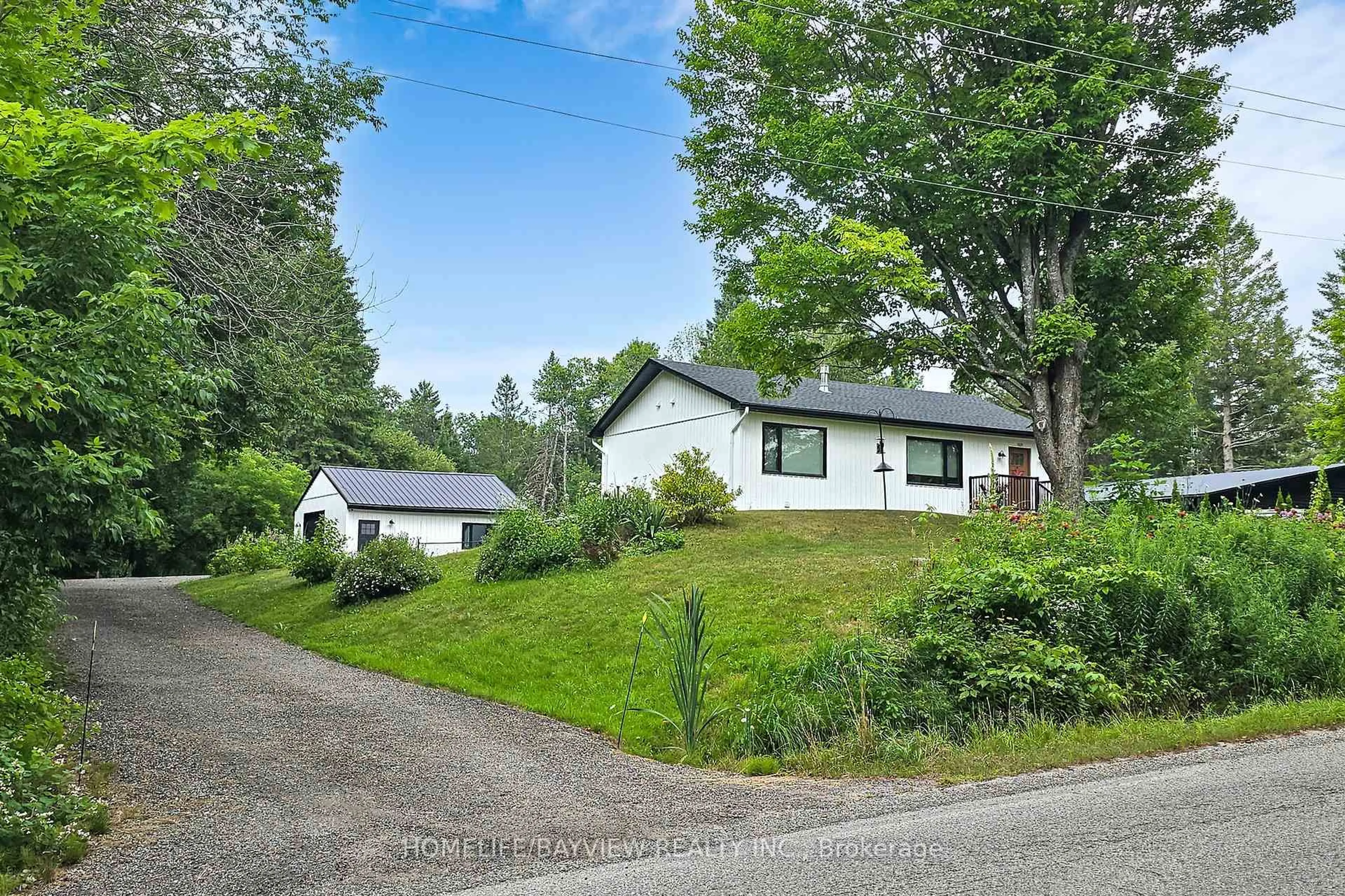 A pic from outside/outdoor area/front of a property/back of a property/a pic from drone, unknown for 1371 Gill Rd, Springwater Ontario L9X 1M3