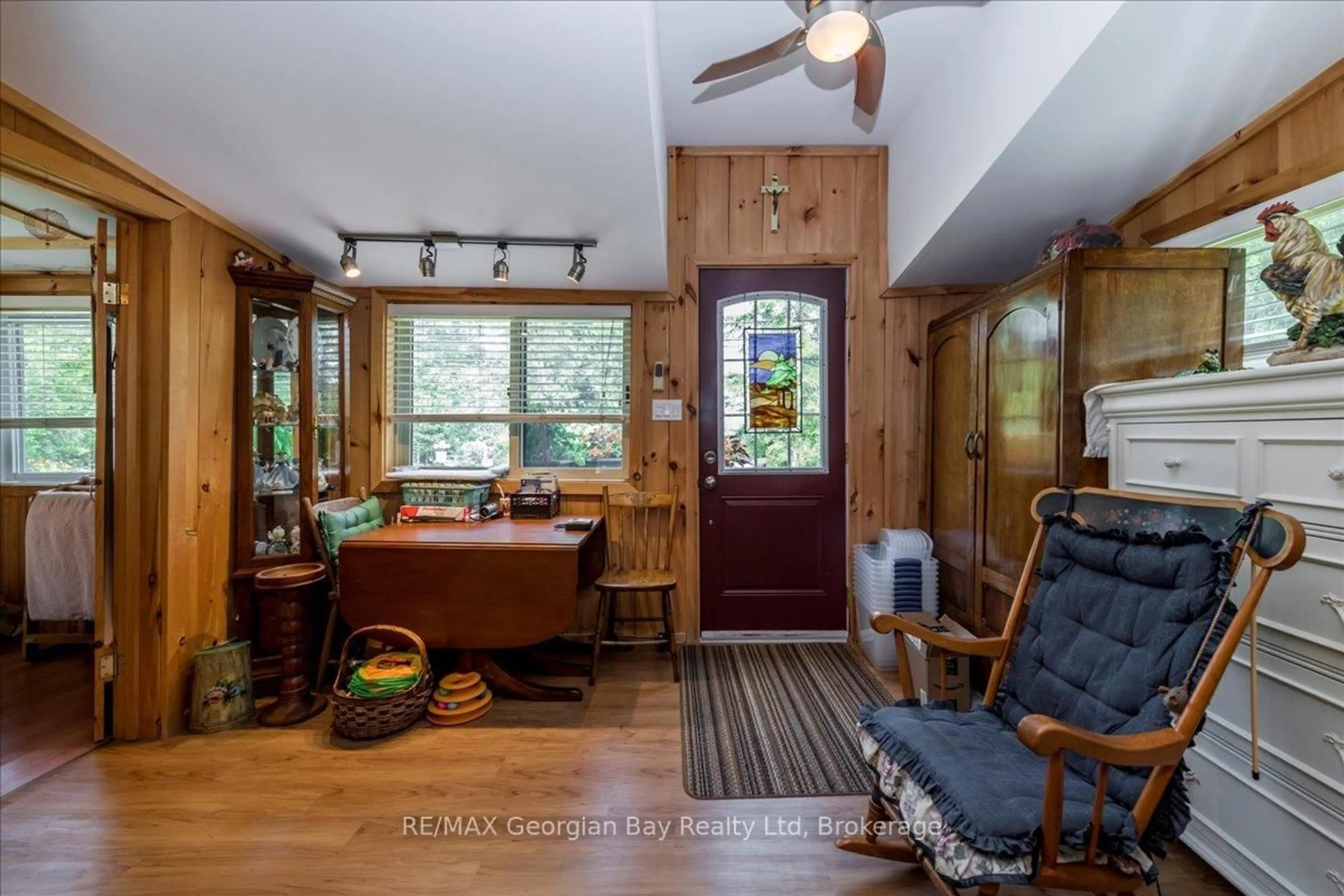 Indoor entryway for 21 Grandview Rd, Tay Ontario L0K 1R0