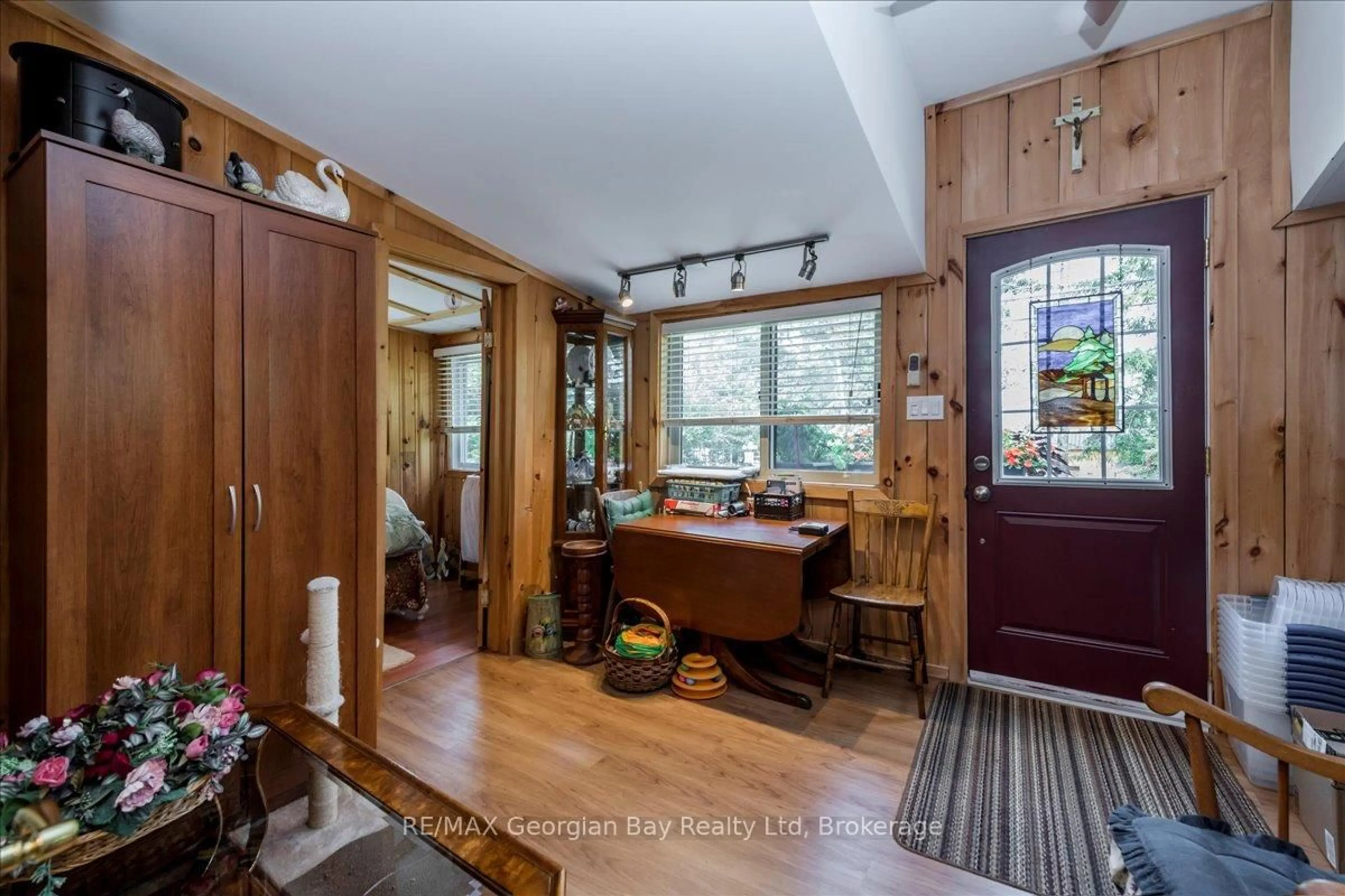 Indoor entryway for 21 Grandview Rd, Tay Ontario L0K 1R0