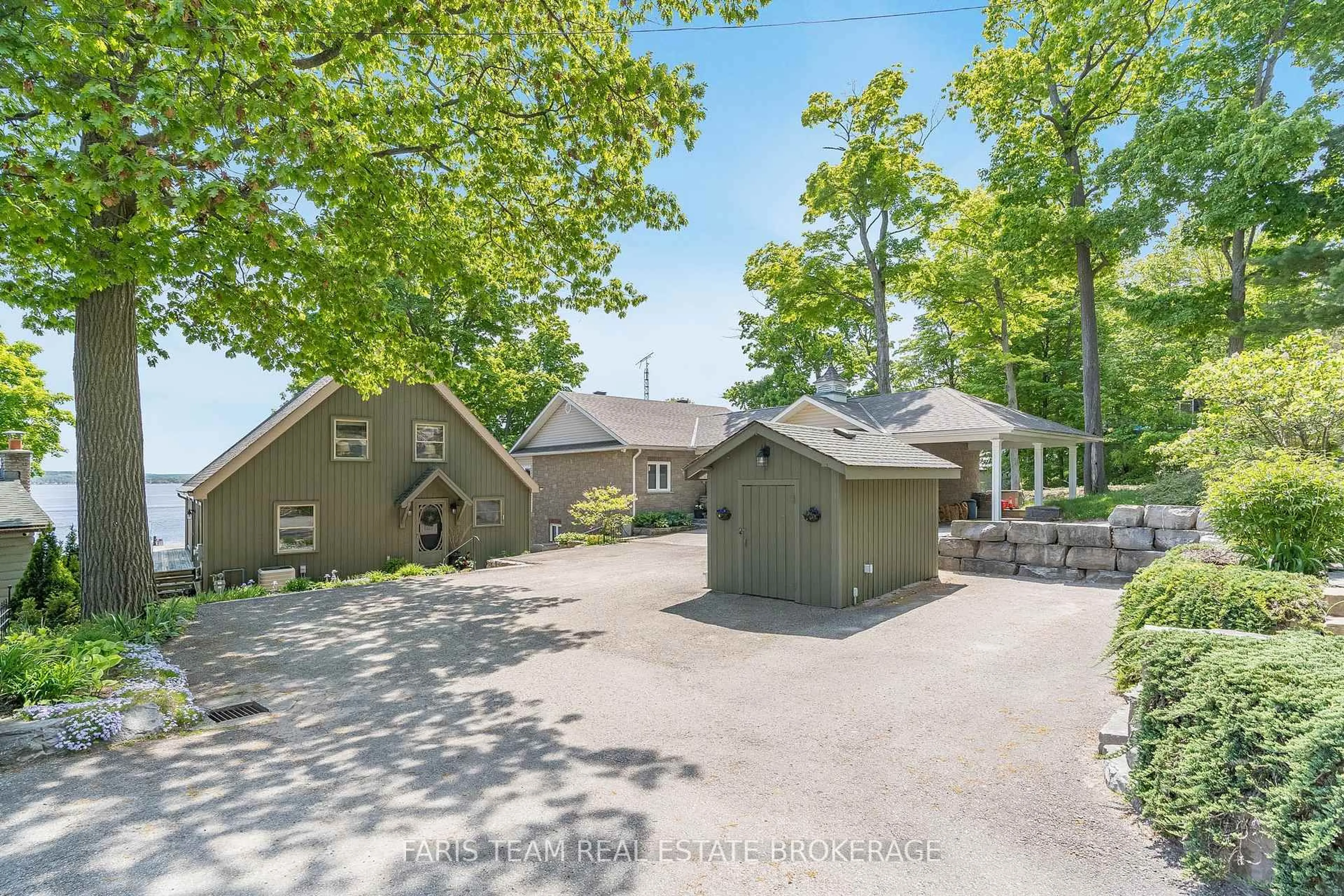 A pic from outside/outdoor area/front of a property/back of a property/a pic from drone, unknown for 431 Mundy's Bay Rd, Midland Ontario L4R 5H1