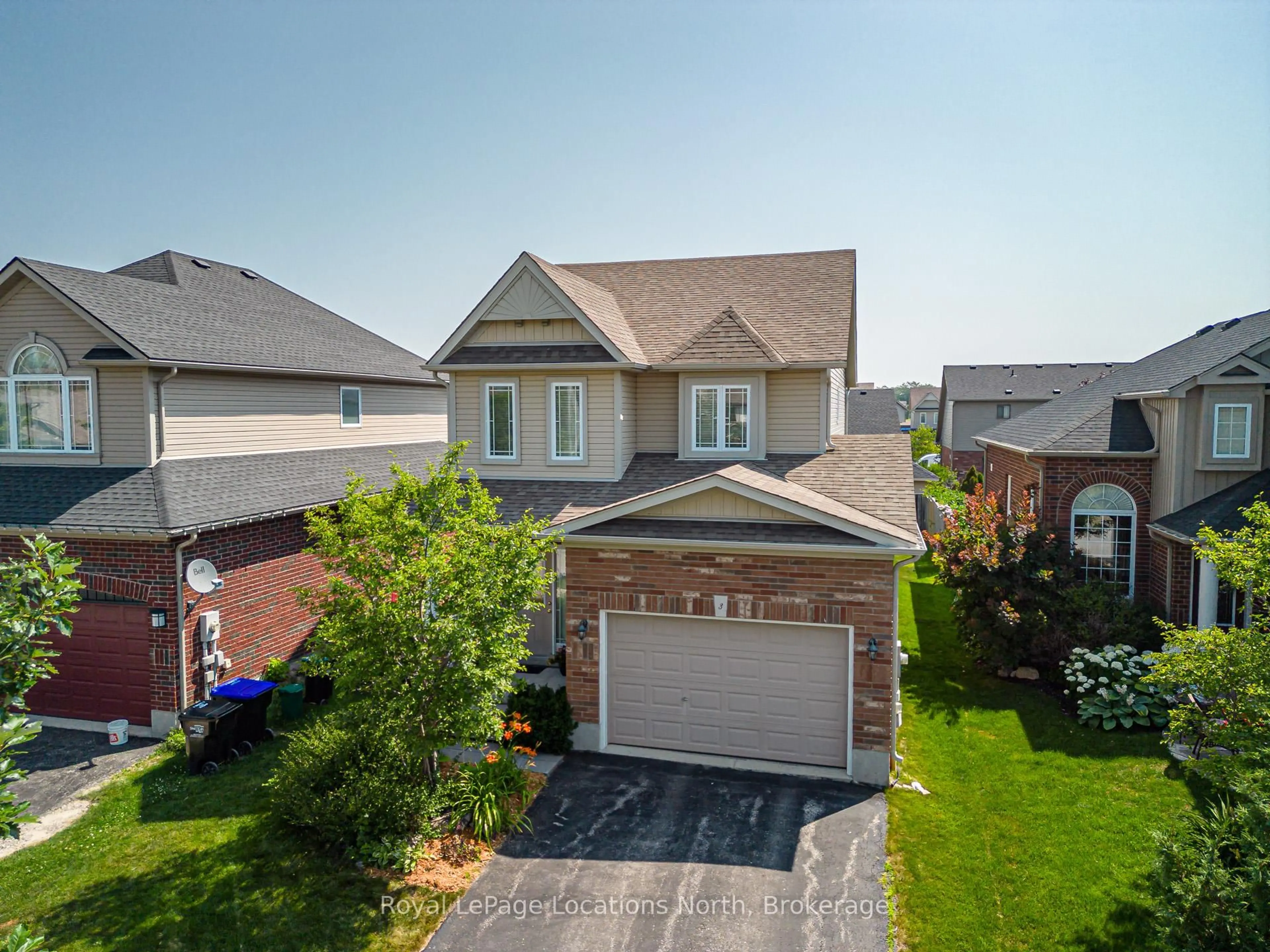 A pic from outside/outdoor area/front of a property/back of a property/a pic from drone, street for 3 Davis St, Collingwood Ontario L9Y 0E1