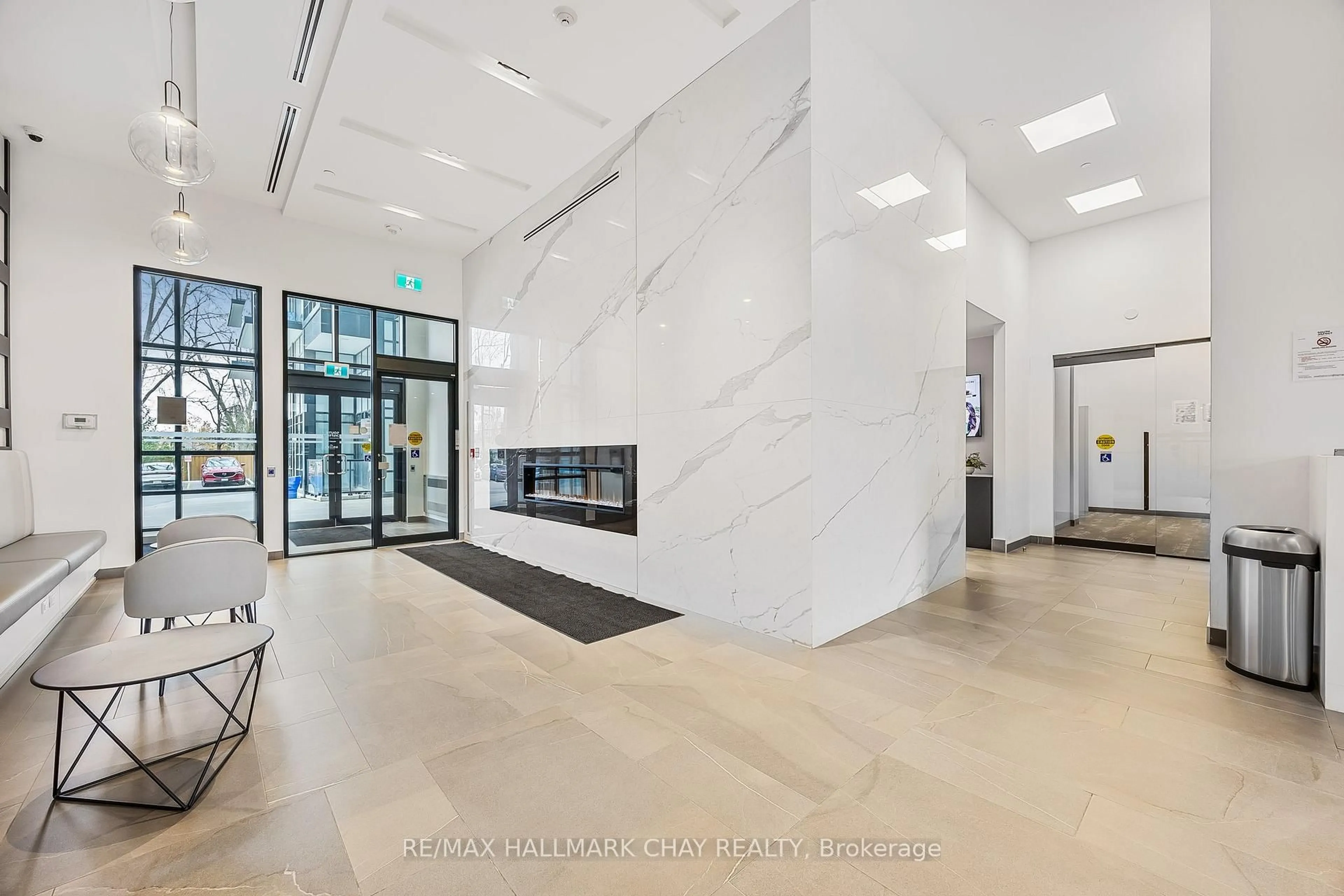 Indoor foyer for 681 Yonge St #211, Barrie Ontario L4N 4E8
