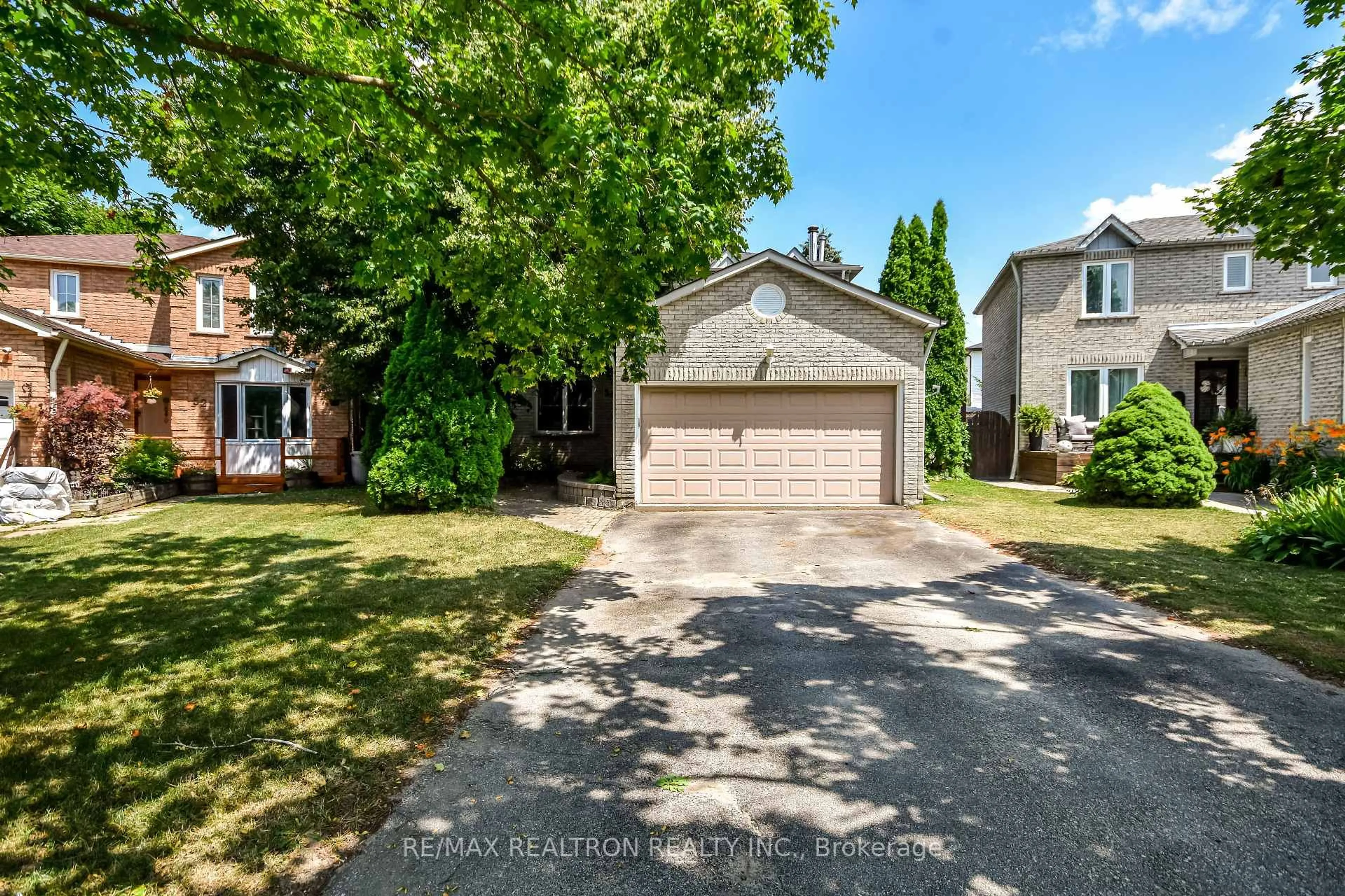 A pic from outside/outdoor area/front of a property/back of a property/a pic from drone, street for 54 Carruthers Cres, Barrie Ontario L4M 6A7