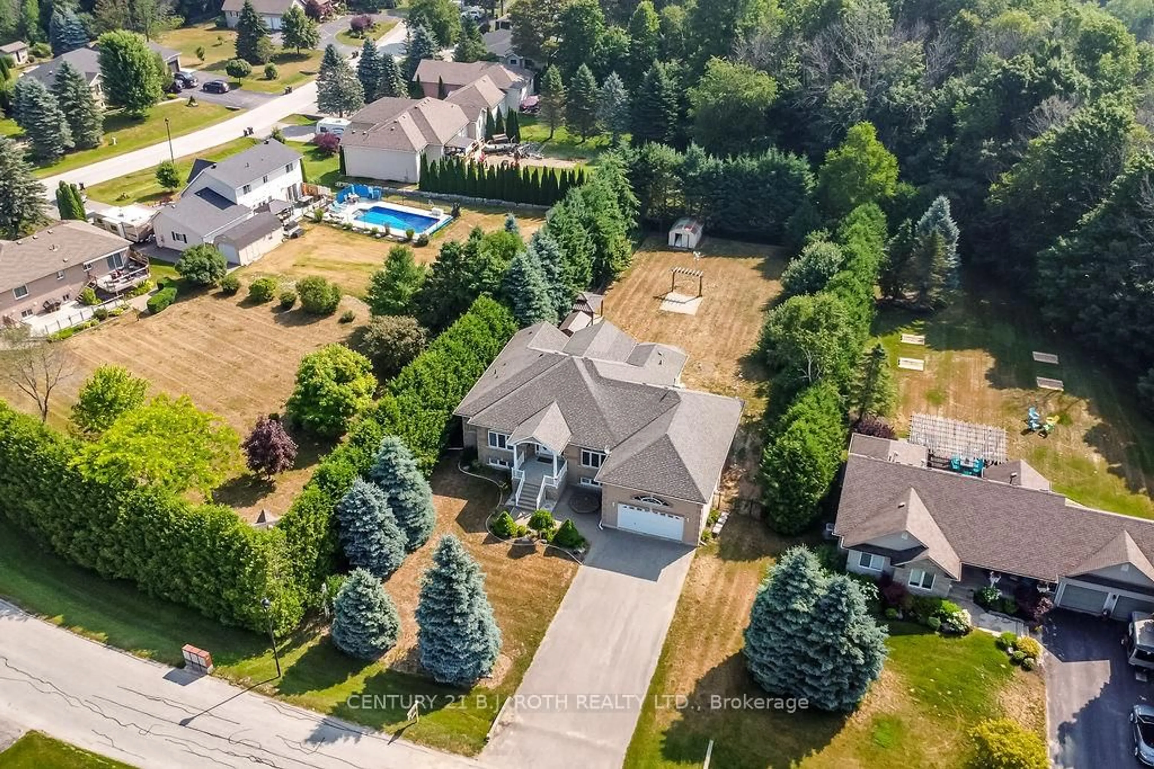 A pic from outside/outdoor area/front of a property/back of a property/a pic from drone, street for 35 Club Crt, Wasaga Beach Ontario L9Z 1M4