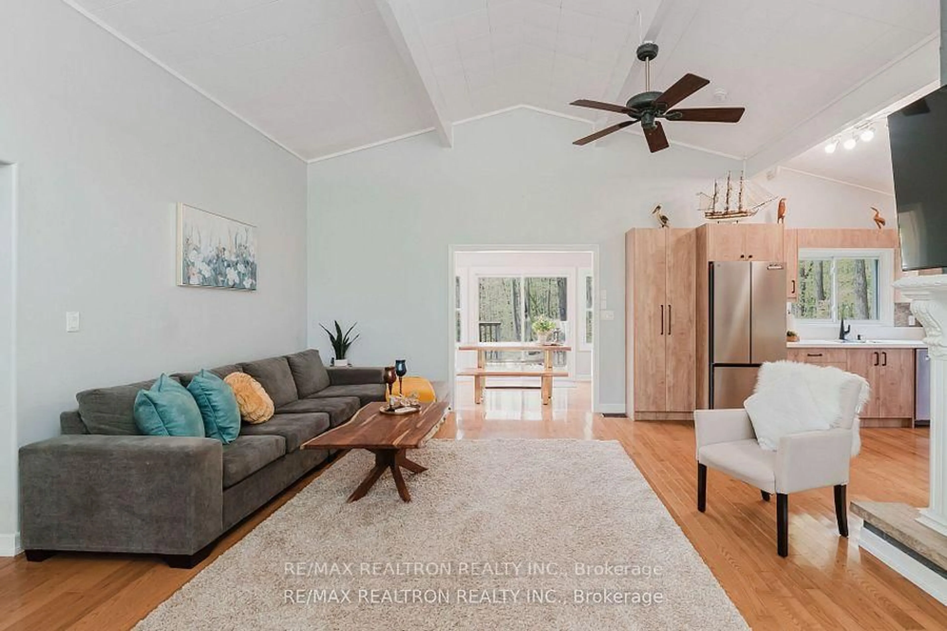 Living room with furniture, unknown for 408 Curry Rd, Midland Ontario L4R 5H2