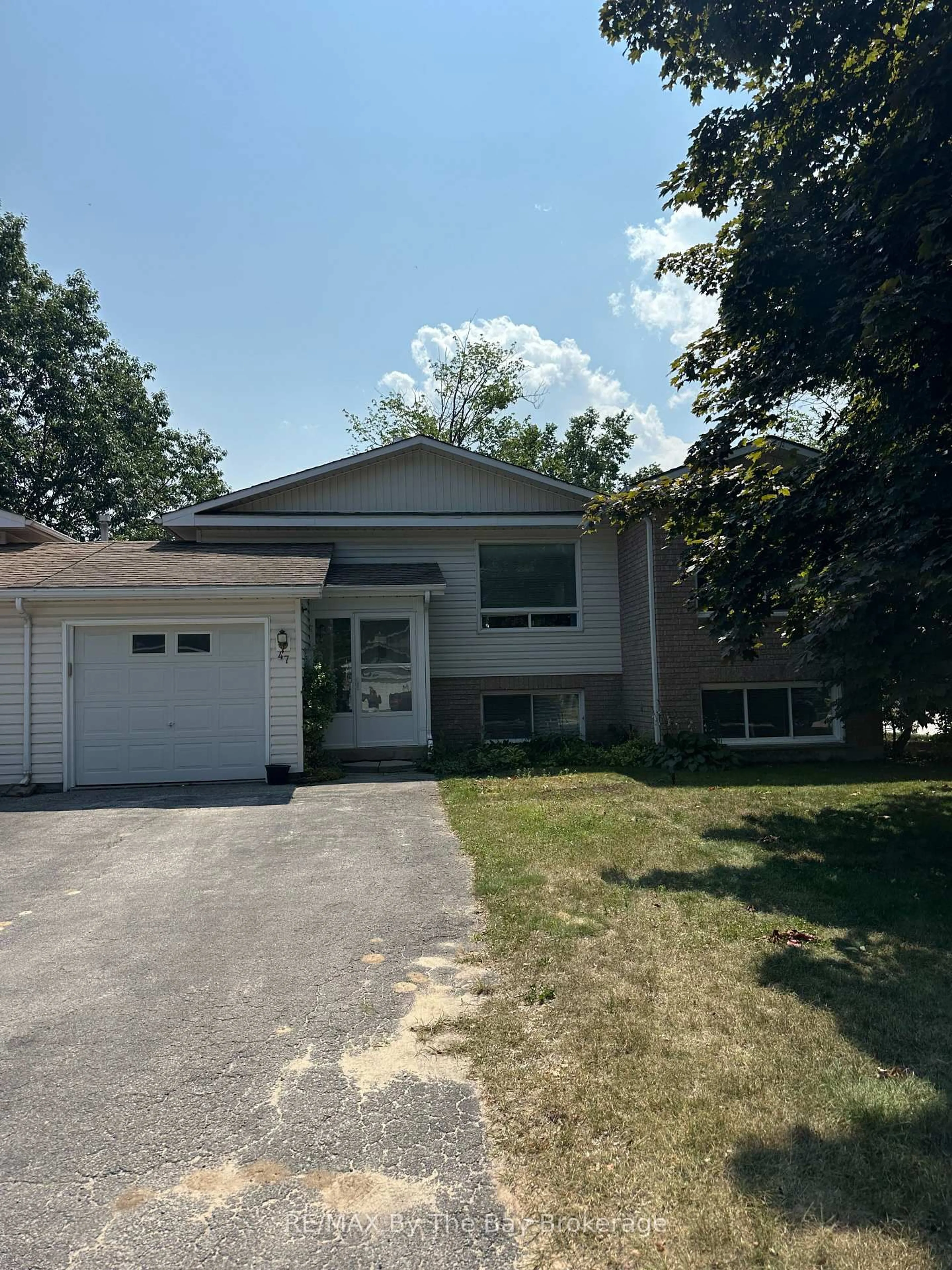 Home with vinyl exterior material, street for 47 Dyer Dr, Wasaga Beach Ontario L9Z 1E2