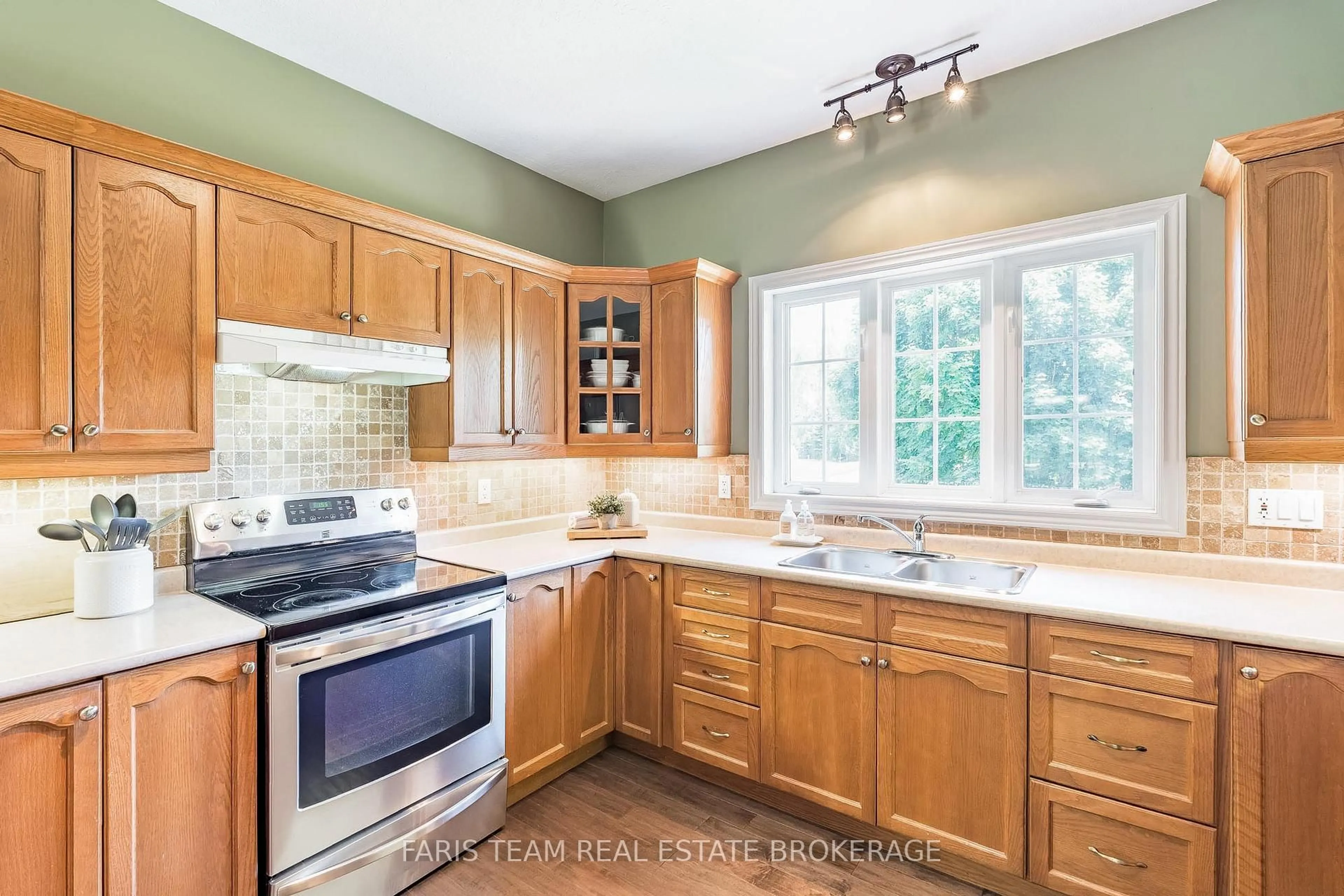Standard kitchen, ceramic/tile floor for 35 Parr Blvd, Springwater Ontario L0M 1T2