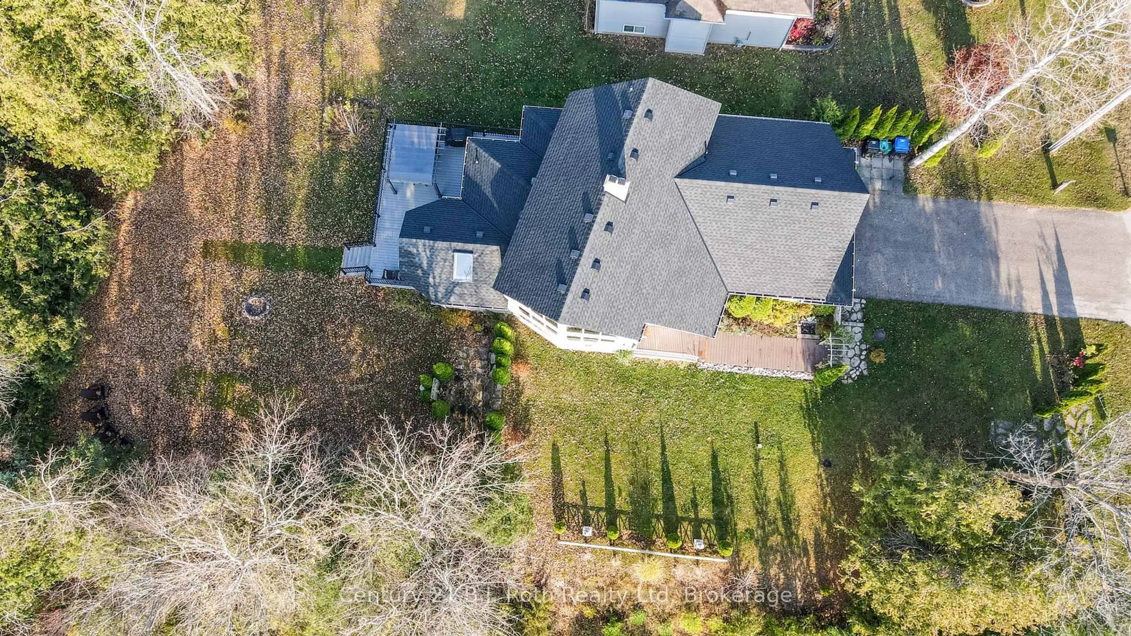 A pic from outside/outdoor area/front of a property/back of a property/a pic from drone, street for 20 Grant Ave, Tiny Ontario L0L 1P1