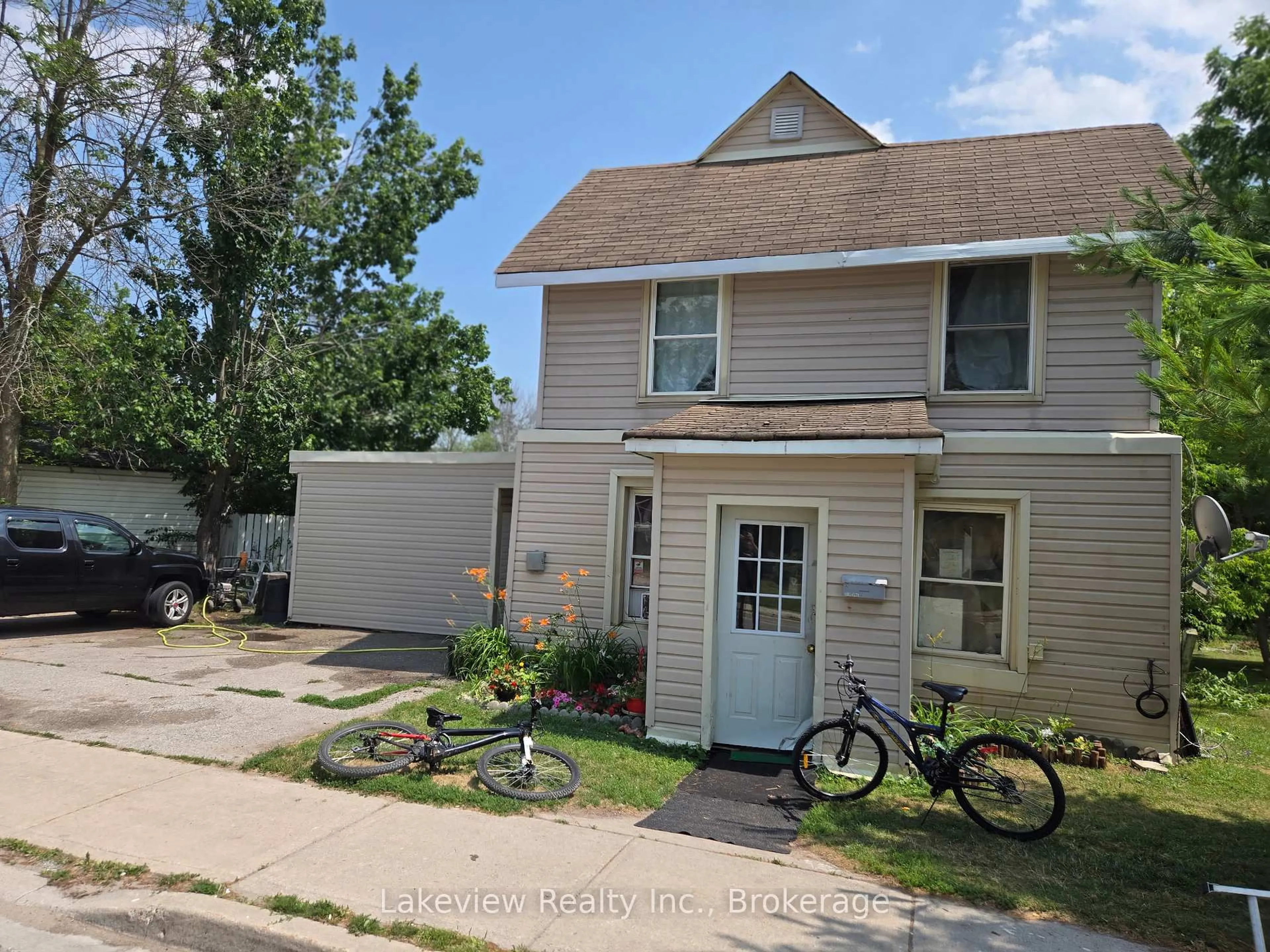 A pic from outside/outdoor area/front of a property/back of a property/a pic from drone, street for 159 Barrie Rd, Orillia Ontario L3V 2P6