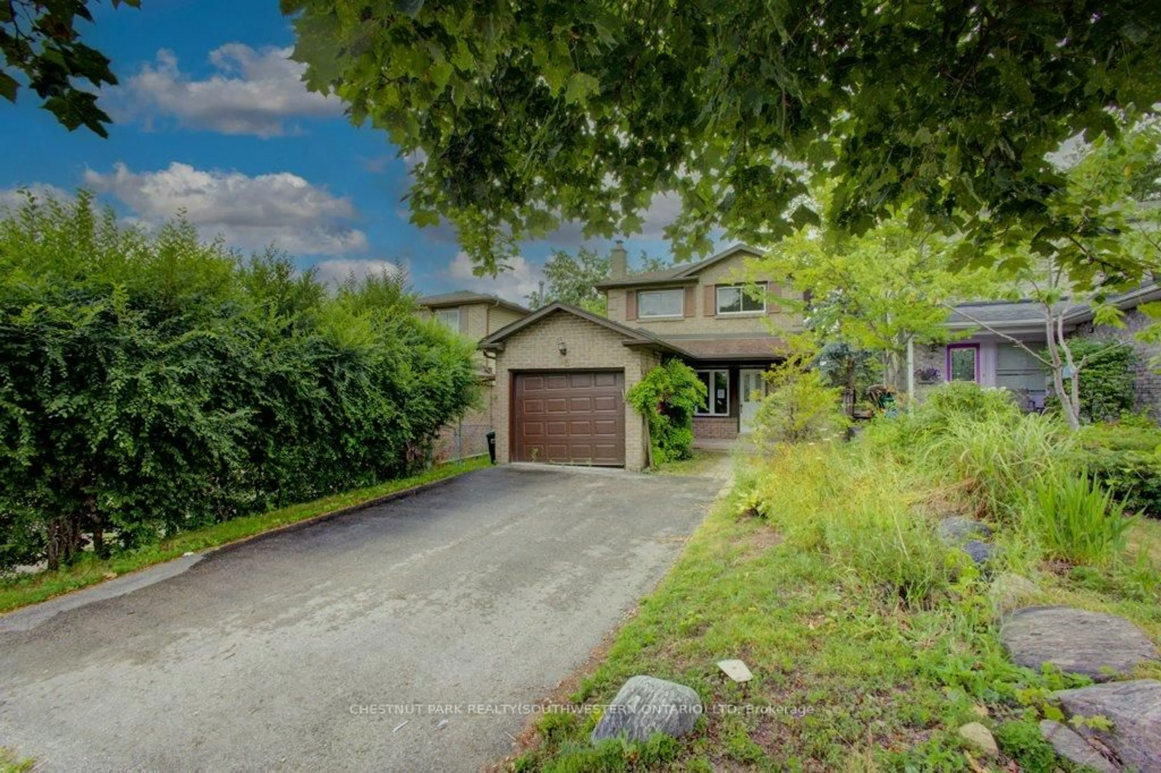 A pic from outside/outdoor area/front of a property/back of a property/a pic from drone, street for 36 Fox Ru, Barrie Ontario L4N 5L5