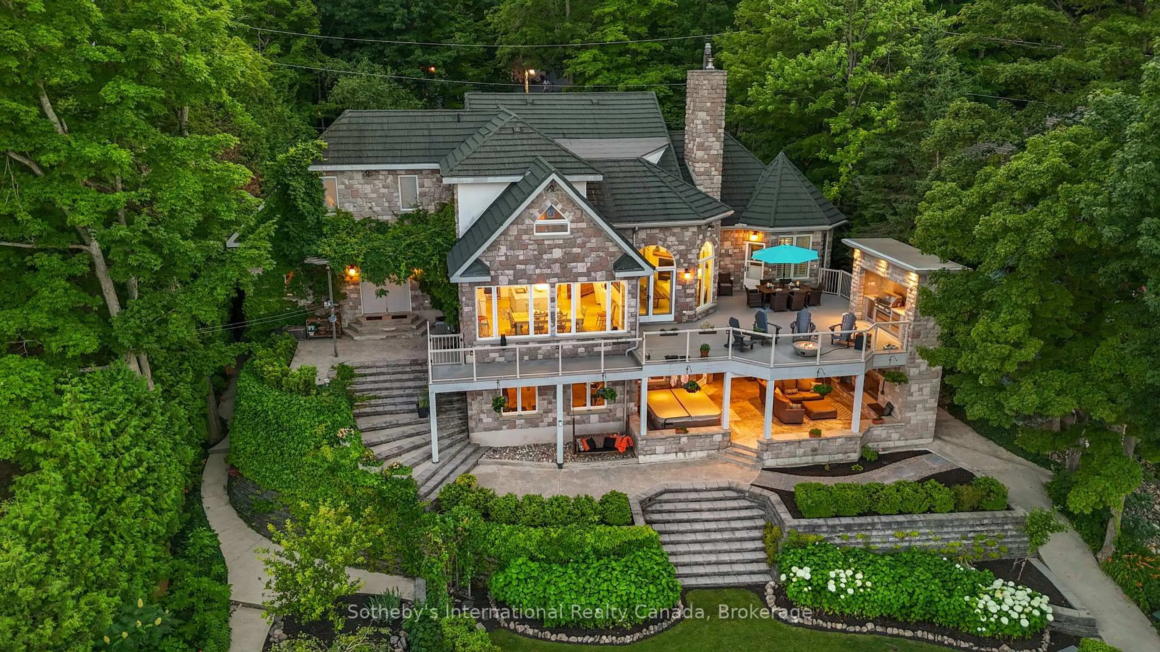 A pic from outside/outdoor area/front of a property/back of a property/a pic from drone, water/lake/river/ocean view for 29 McArthur Dr, Penetanguishene Ontario L9M 1X3