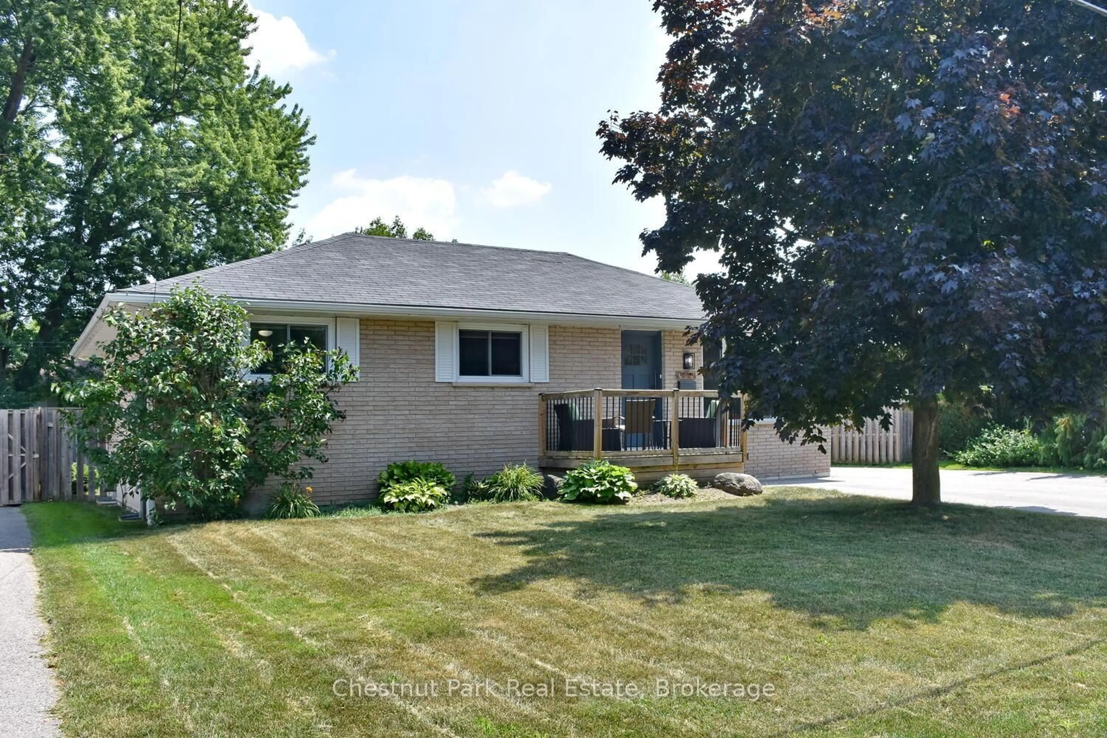 Home with vinyl exterior material, street for 647 Oak St, Collingwood Ontario L9Y 2Z7