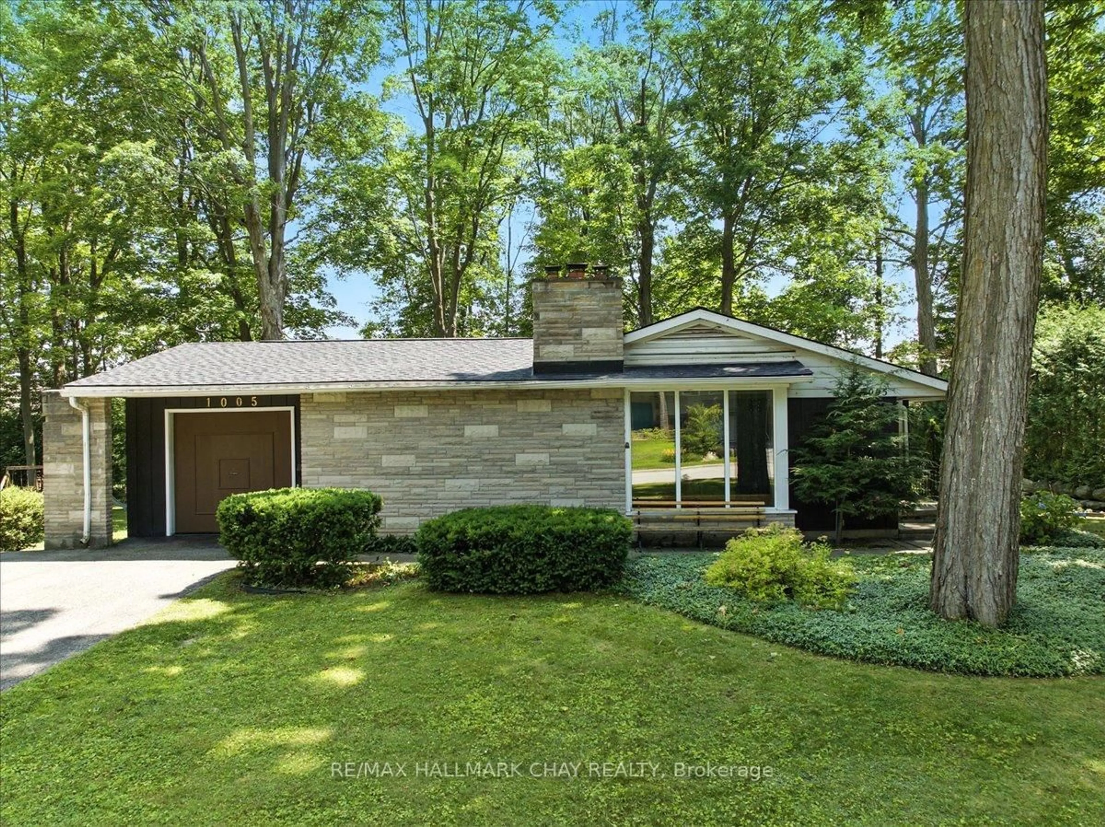 Home with brick exterior material, street for 1005 Ingram Cres, Midland Ontario L4R 4E9